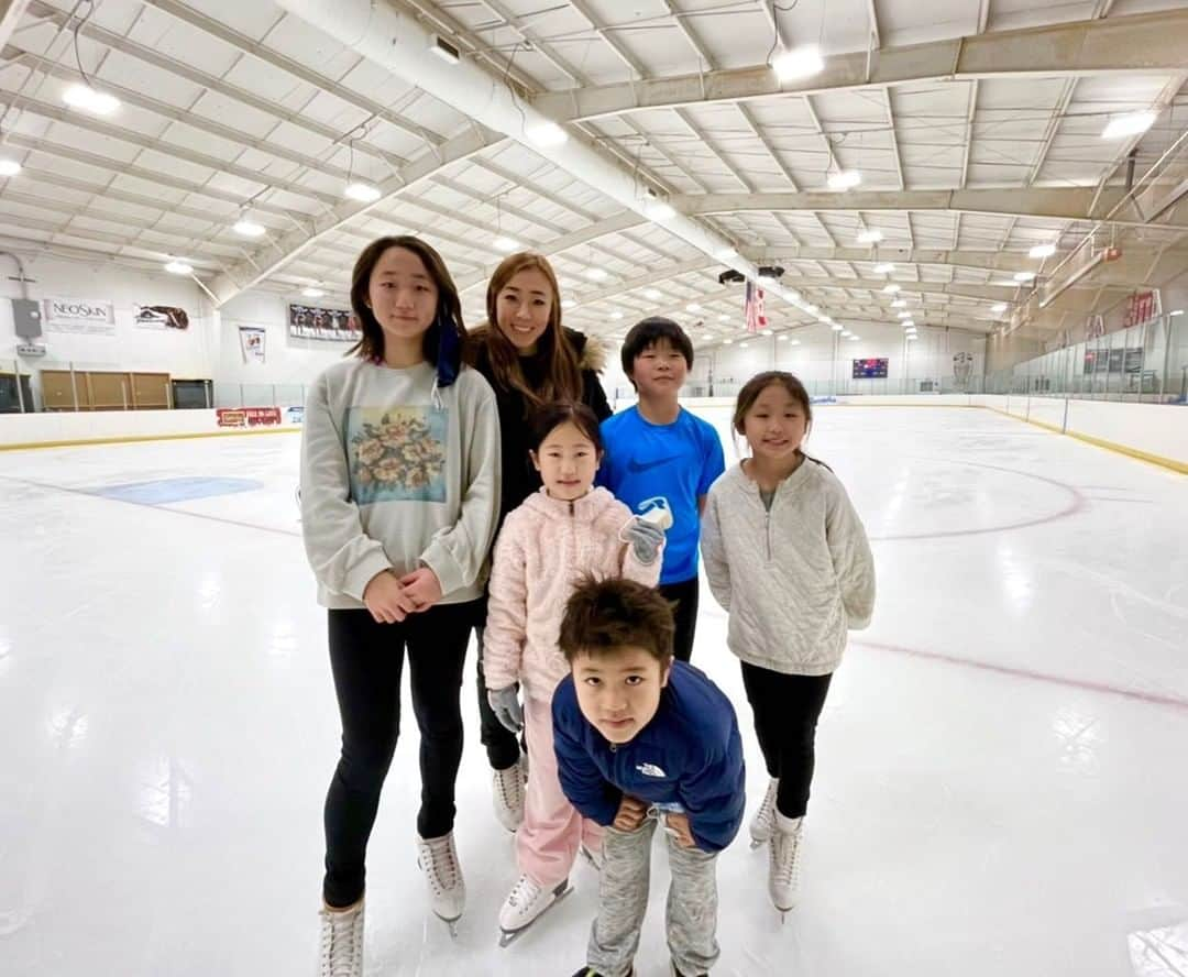 村主章枝さんのインスタグラム写真 - (村主章枝Instagram)「With my students in Ohio last Christmas. I am so happy that I have students all around the USA. 昨年、クリスマスにオハイオを訪れたとき、生徒との写真。 アメリカ各地に生徒がいて、本当に嬉しいです。 #MYTe #figureskating  #figureskatingcoach」1月12日 1時20分 - fumie.suguri