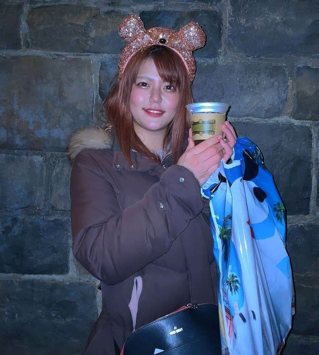 梅咲遥のインスタグラム：「現実のビール🍺も好きですが この #バタービール  めちゃくちゃ美味しかった(,,•﹏•,,)寒すぎてホットにしたよ！！ ユニバ小さい頃しか行ったことなかったから凄い楽しかった✨あんまり乗れなかったからリベンジしたい…！！🥺 ティムのカチューシャだけど私のイチオシはJAWS🦈笑  ・  #universalstudiosjapan  #ユニバ  #ティム  #jaws  #大阪」