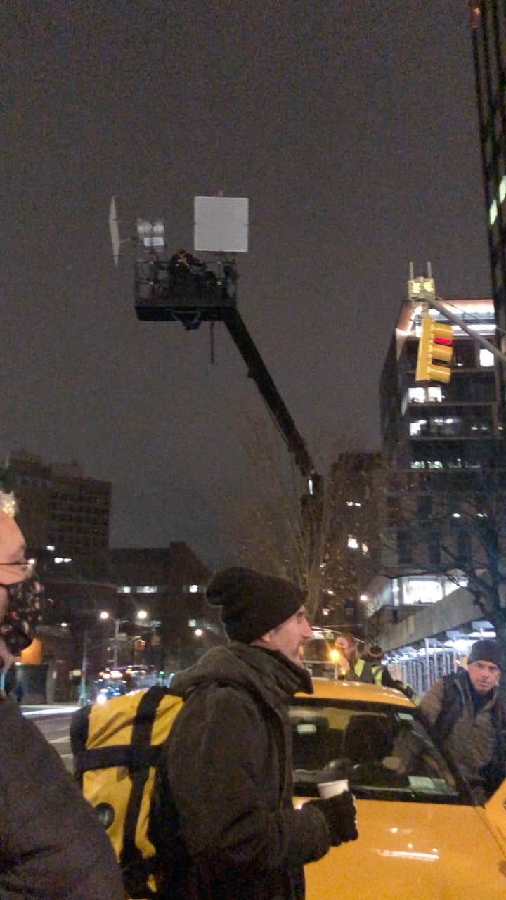 フリーマ・アジェマンのインスタグラム：「#tuesdayschild #newamsterdam  • • • Some quick math: ~ the equation of art, plus conversation, multiplied by laughter, superimposed over a congruent, sexy backdrop equals pure👏gold.👏 #thenewamsterdamformula #BTS2021 #burdenme #tbt」
