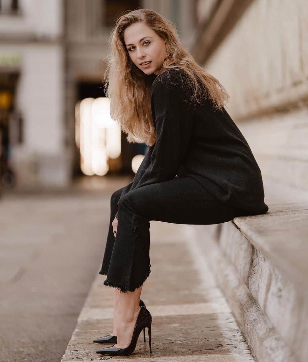 のインスタグラム：「Loving heels but sneakers are still my all time favourite 😂👏🏽 // 📸 x @mrmlehmann // #sophia #sophia99 #changeagent #racegirl #racing #motorsport #munich #shooting #heels」