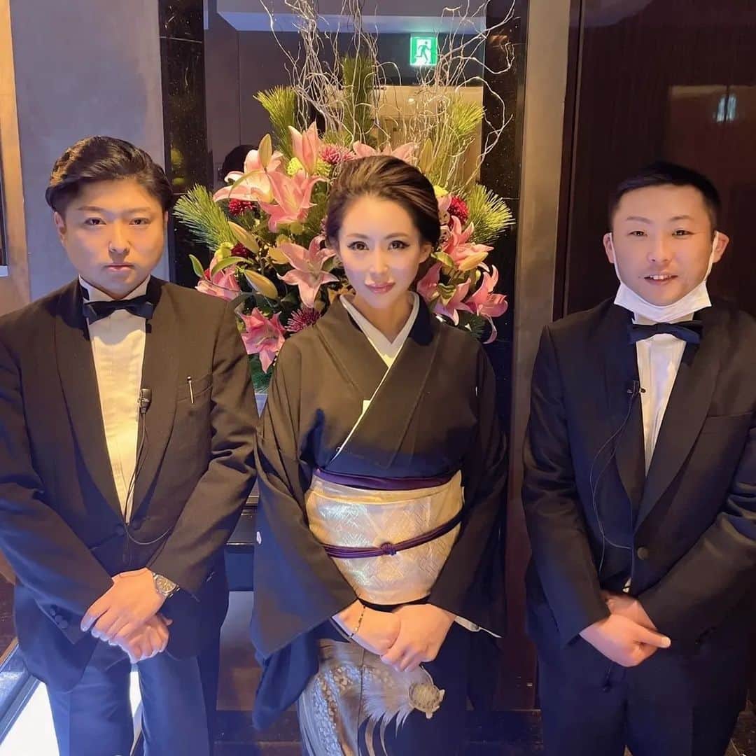 じゅんこのインスタグラム：「. . 2️⃣0️⃣2️⃣2️⃣-仕事始め . #この二人と撮る必要があったのかは疑問 #とにかく２年ぶりの着物で暫く着ない宣言 #長引くコロナ禍でご来店いただいた全てのお客様に感謝です」