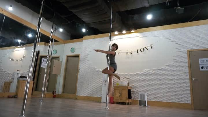 チェ・ユニョンのインスタグラム：「pole in love♥️ 다시 폴 타고 싶당」