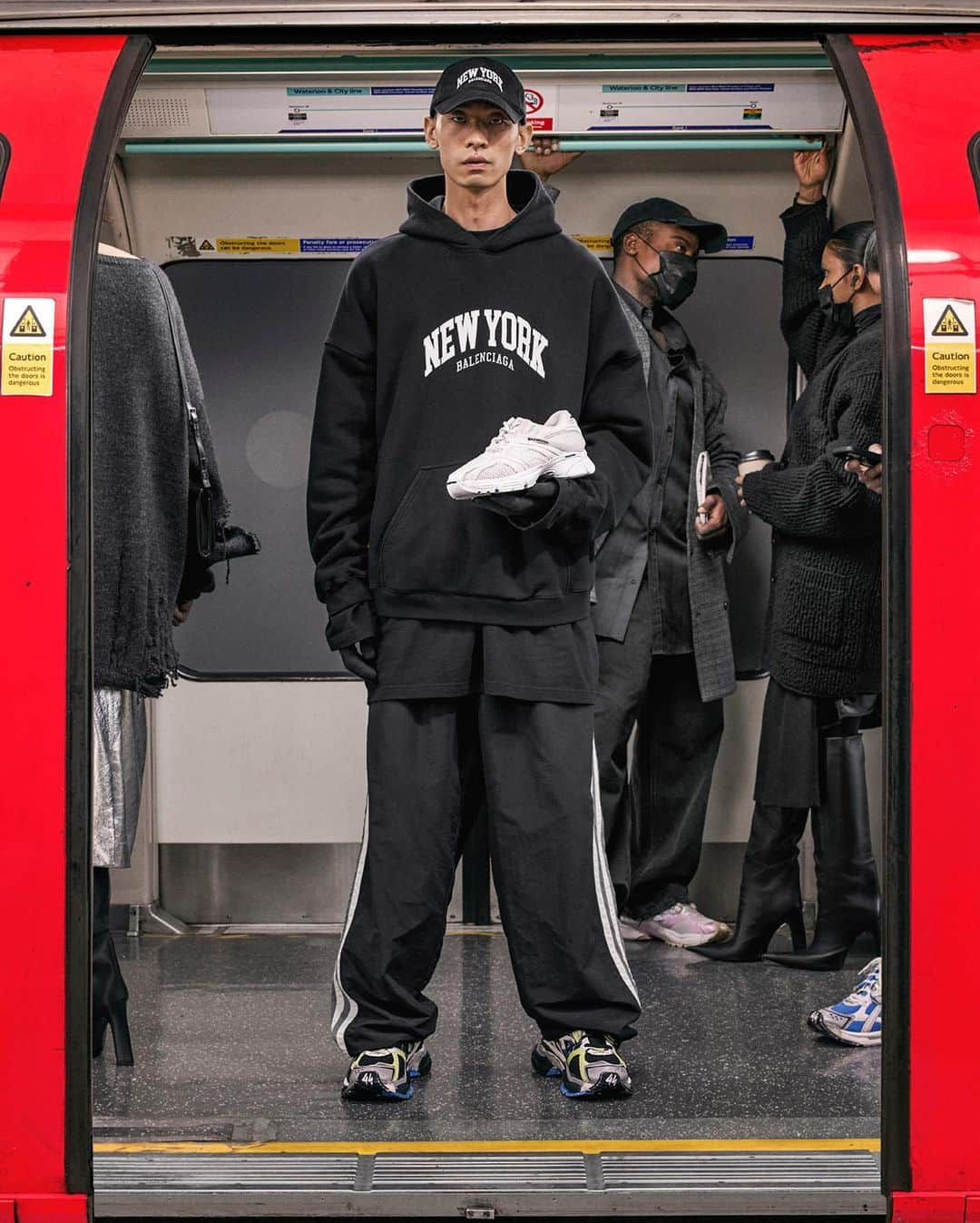 Balenciagaさんのインスタグラム写真 - (BalenciagaInstagram)「Cities Campaign     Cities New York Cap  Cities New York Hoodie  Sporty B Tracksuit Trousers  Runner Sneakers  Phantom Trainers」1月12日 5時53分 - balenciaga