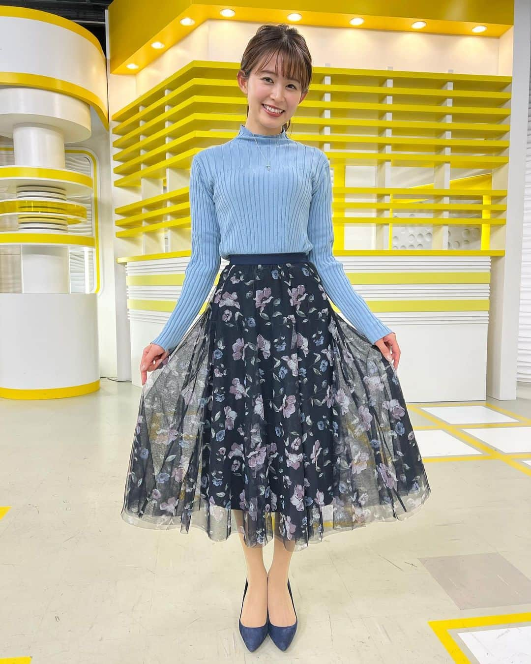 大家彩香さんのインスタグラム写真 - (大家彩香Instagram)「今日のナニ派リサーチの質問は SNSを利用していますか？ でした😊  温かいご意見をお寄せ下さったみなさん ありがとうございました♥️  今日は、衣装のお写真をアップします💕  #札幌テレビ#どさんこワイド朝#大家彩香#stv#女子アナコーデ#衣装#ネイビースカート#花柄」1月12日 7時20分 - ayaka_oie_official