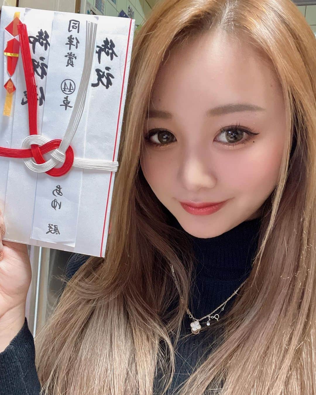 あゆぽよのインスタグラム：「. 12月度、初の同伴賞もらった🥰  44卓！！！  協力してくれるお客様本当にありがとうございます❤️  まだまだですがこれからも頑張ります！！！  #錦キャバクラ #名古屋キャバクラ #サロンドゴールド」