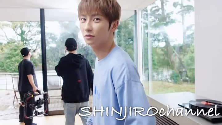 與真司郎のインスタグラム：「OPENREC SHINJIRO channel PLUS 〜team  ATAE Promise Hotel〜 更新しました‼️  「446 - DOUBLE FOUR SIX - 22/SS Collection撮影オフショットPart1」 (17:00〜公開予定)  ぜひチェックしてください👍  #446DOUBLEFOURSIX #DOUBLEFOURSIX #SHINJIROATAE #與真司郎 #カトシバメセン #撮影の裏側」