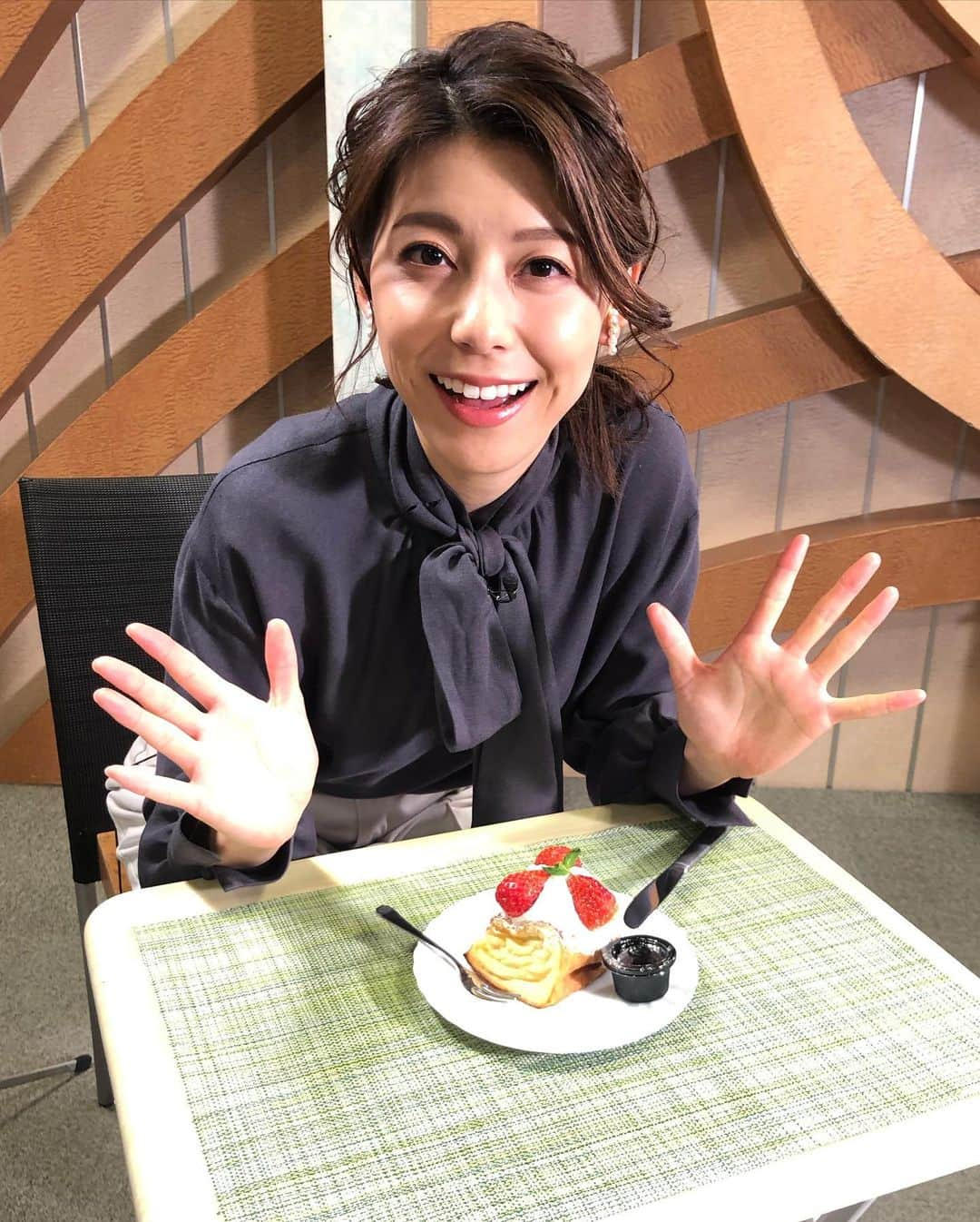 TBS「Nスタ」さんのインスタグラム写真 - (TBS「Nスタ」Instagram)「【いちごフェアが盛りだくさん🍓💕】  1月15日はいちごの日🍓  いちごの日に先駆けて続々といちごフェアが登場しているんです💓  上村アナの目の前は真っ赤なイチゴとたっぷりのクリームが乗ったフレンチトースト😋  見た目もとっても可愛い 甘酸っぱいいちごスイーツをほかにもたくさん登場❣️ 今日のNスタ、このあと17時45分頃～のコーナーでご紹介します。 いちごの季節にトキメキましょう😍  #井上貴博 #ホラン千秋 #上村彩子 #いちご #いちごフェア #甘酸っぱい #スイーツ  #可愛い #美味しそう #フレンチトースト  #1月15日 #いちごの日 #いちごスイーツ🍓 #Nスタ #tbs #ニュース #グルメ」1月12日 16時48分 - nst_tbs