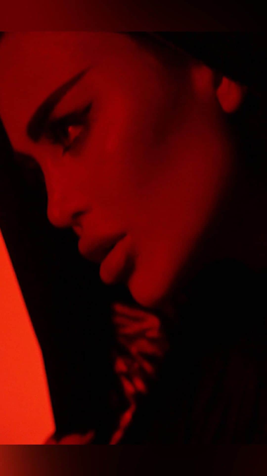 Nita Kuzminaのインスタグラム：「Приятного просмотра!!! 🔝🎥😈 Приглашаю окунуться в иное пространство! 🪐♠️🖤 В этом видео вся Я! Дерзость, секс, власть, женственность, утончённость, роскошь 🥀 Придумайте название к этому видеоролику💋 Артур @arturnewway.. тут без комментариев! Ты лучший видеограф которого я знаю! Сделал роскошный минифильм! Спасибо! Рада была вновь сотворить с тобой шедевр! Лучший!!! 🔝🎥🔥🔥🔥 Отдельная благодарность стилисту Гае @styledbygaia, которая прилетела к нам ради этой съёмки, ради меня! Образы были подобраны идеально! ♥ Варуж @varuzh.ph с нетерпением жду твои фото!  Song: To me right now — Louisahhh 🎶 Локация/авто: @autophotostudio」