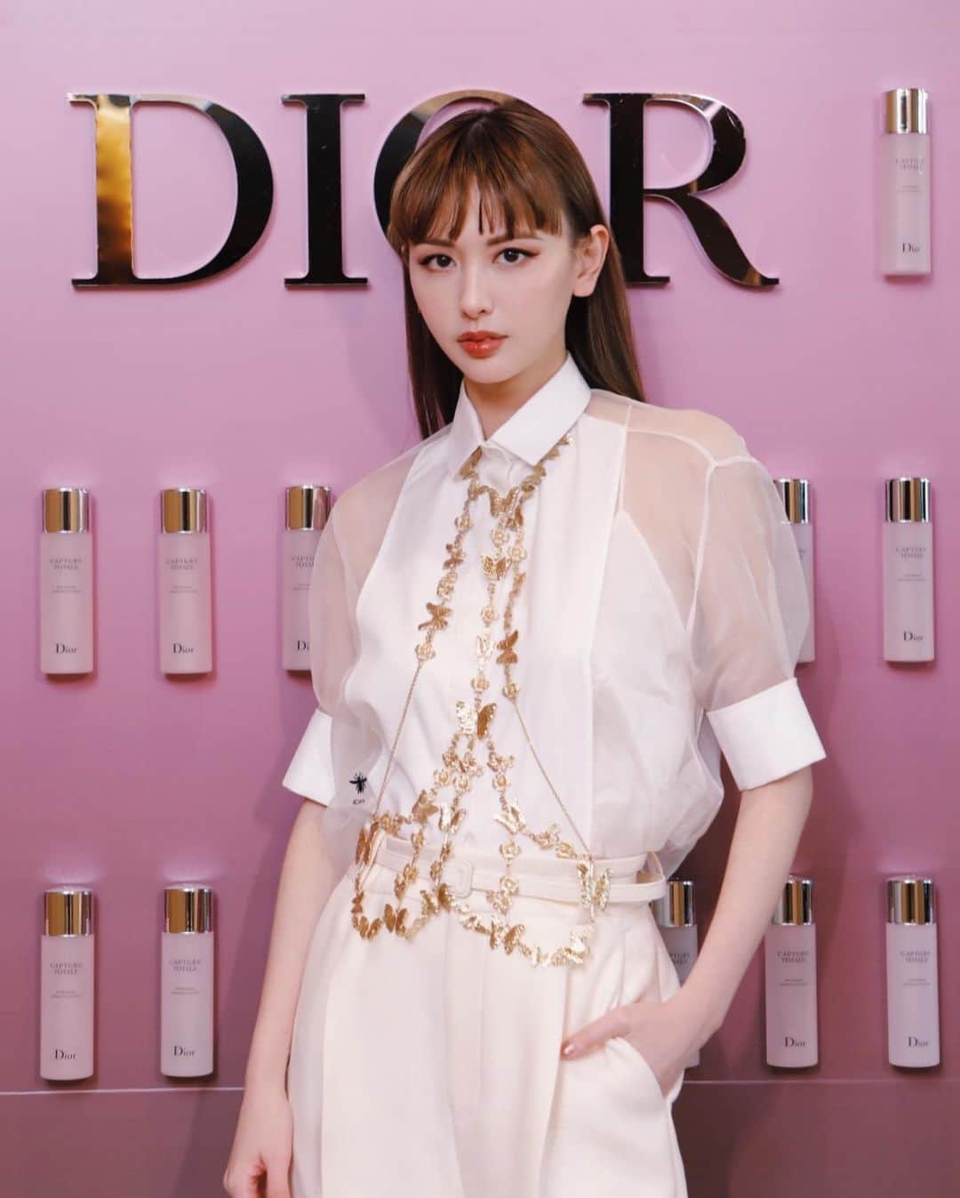 のインスタグラム：「🗣お肌自慢させて🤲🏻 @diorbeauty カプチュールトータルシリーズから新登場の美容液ローション【カプチュール トータル インテンシブ エッセンス ローション】のイベントで、手の甲のお肌のBefore / Afterコンディションチェックをしていただきました。 うるおい項目のBeforeの平均値が8〜9%と聞かされ、「以前お顔を測ったときも素晴らしい数値だったから今回も楽しみです〜！」と言われちゃったもんだから、プレッシャーでドキドキひやひやの中（写真4枚目）、結果はなんと66%😍 ローションパックしたあとにもう1度測ると95%🤩ほぼ水ってことでいい？私は魚🐟💙 とにかく褒められてうれしそう（写真5枚目） カプチュール トータル インテンシブ エッセンス ローションで、うるおい100%目指します🌊 #カプチュールトータル #家事はしてます」