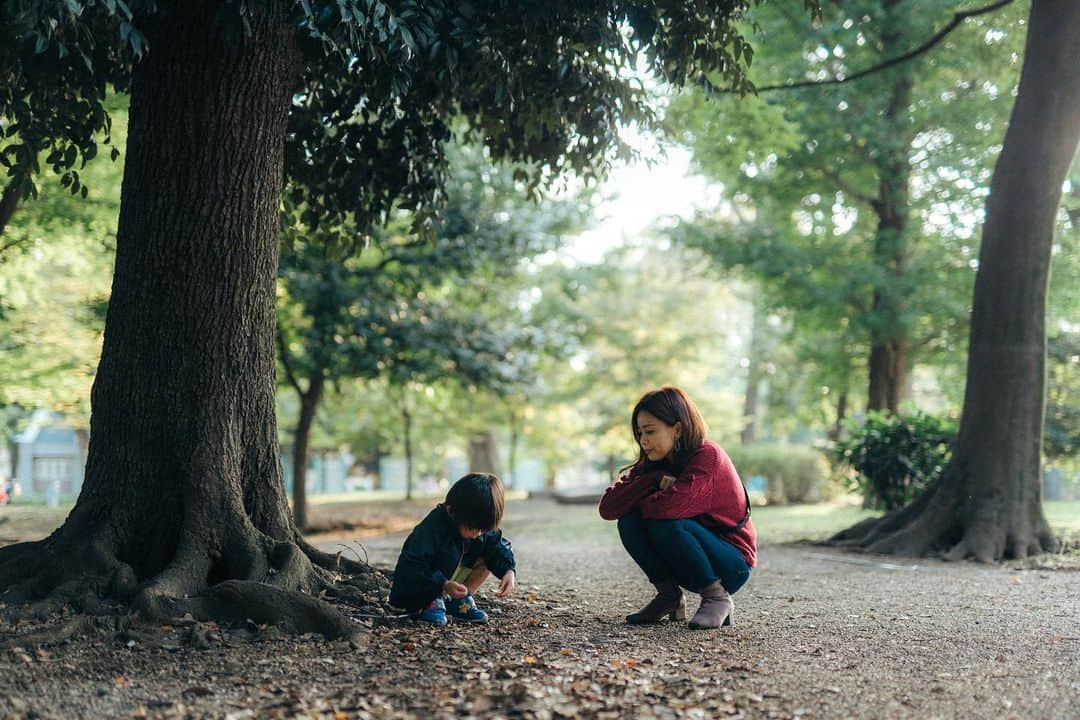 はるぴとぐらむのインスタグラム：「引っ越しすることで、いつも遊んだ公園ともお別れ‥と思って切なくなっている今日この頃❄️  今回ご縁があって @kibishashin さんに親子の写真を撮っていただきました🎶  3年半子供と一緒に過ごした街を離れるのは寂しいけど、また新しい場所で思い出を作っていこう☺️ きっと楽しいことが待ってる‥✨  #家族写真#ママと息子#都内公園#公園#思い出#引っ越し#photography#子育て日記#子育て#6月生まれ#3歳#男の子ママ#育児#ママリ#ベビフル#子供のいる暮らし#ママさんと繋がりたい#男の子ベビー#保育園#保育園ママ」