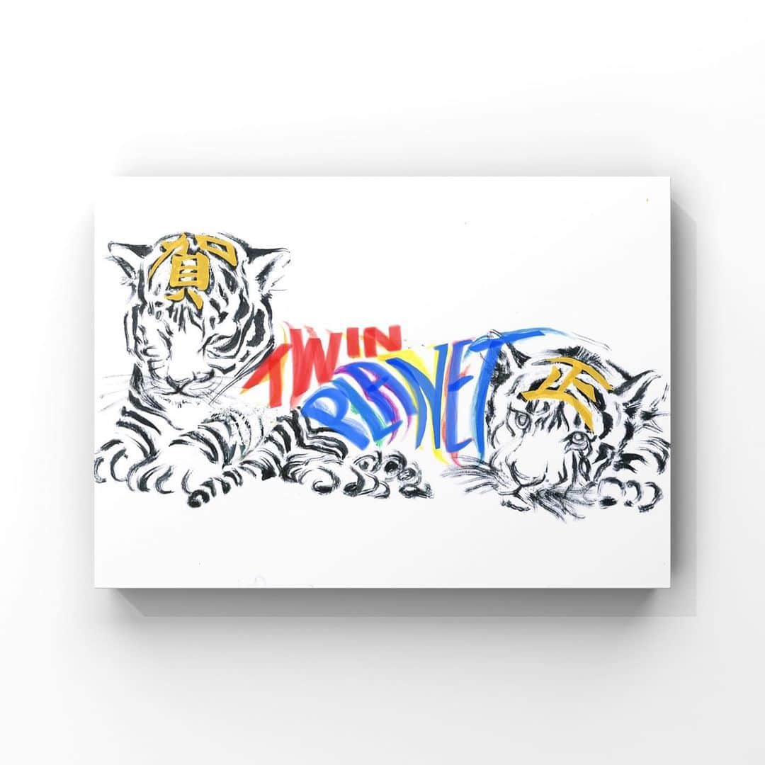 原愛梨さんのインスタグラム写真 - (原愛梨Instagram)「2022年 今年も所属事務所の年賀状を 書かせて頂きました🎍 ⁡ I wrote a New Year's card. A tiger is made with the letters "TWIN PLANET ". I'm calligraphy artist who writes pictures with letters. Let's have fun this year, too. #書道アート #calligraphyart ⁡ いつも近くで支えてくださるマネージャーさんをはじめ、社長や事務所の皆さん、応援してくださる皆さんに感謝しています💐 ⁡ 本年度も 原愛梨 をよろしくお願いします🌻 ⁡ (株)TWIN PLANET #書道アート #仕事始め ⁡ ⁡ ※解説画像は2枚目へ ⁡ #書道家 #書道アーティスト #原愛梨 #個展したい #海外進出したい #もっと知ってほしい # I want to have a solo exhibition overseas. ⁡ #Japan #calligraphyart ⁡ ※YouTubeはプロフィールのリンクから ※一般の方の作品オーダーは原愛梨ecサイトへ https://airihara-ec.jp ⁡ ⁡ ⁡ #japan #kanji #書道 #anime #drawing #global #japan ‬#olympic  #calligraphy #artist #illustration #tatoodesign #cat」1月12日 17時28分 - airi_hara1002
