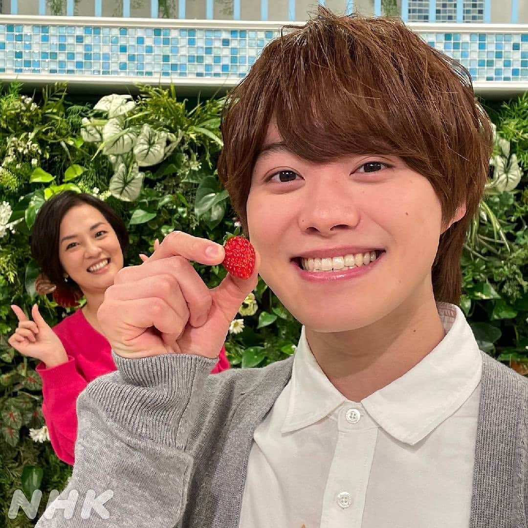 あさイチさんのインスタグラム写真 - (あさイチInstagram)「＼いちご、あーん🍓／  なにわ男子•大橋和也さんが いちご食べると、「おしりピッカピカ！」🍑🍓 ということで名店さん直伝の ”いちごパフェの飾り方”に挑戦!(4、5枚目👉）   ❶いちごの向き問わずグラスにたくさん入れる ❷グラスのふちに沿ってクリームをしぼり、 　アイスをのせる ❸グラスを回転させながらアイスにクリームをしぼる ❹クリームにいちごを差し込むように飾る 　ずらして飾るとバラ🌹のような見た目に！ ❺アイスのトップにクリームをしぼり、 　へたつきのいちごを1個飾って完成！  みなさんは、 いちごを食べすぎるとおしりがどうなりますか？🍑🍓  #大橋和也 さん #なにわ男子 #スイーツ #いちご #🍓 #💚 #おしりピッカピカ #プリン #おしりプリンプリン #パフェ #いちごパフェ #いちごサンド #いちごジャム #名店さん #名店 の技 #鈴木奈穂子 アナ #nhk #あさイチ #8時15分から」1月12日 17時45分 - nhk_asaichi