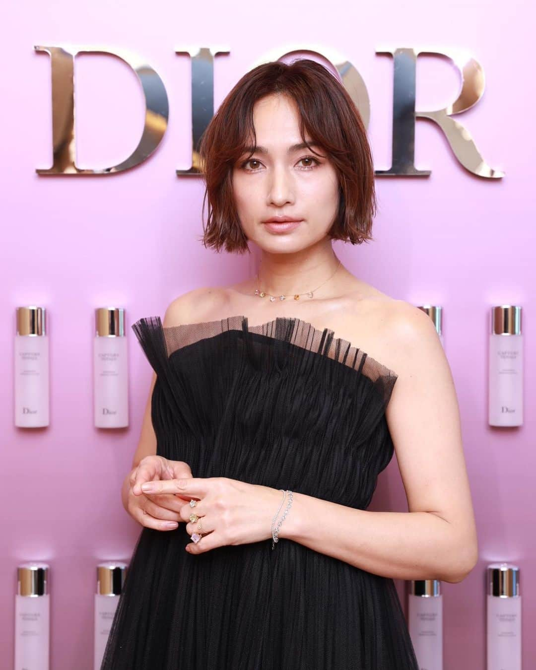 佐田真由美さんのインスタグラム写真 - (佐田真由美Instagram)「Dior カプチュールトータルから新美容液ローションが誕生❣️❣️ カプチュールトータルが好き過ぎるので、発表会に行かねば気が済まないと言う事で今日伺いました✨  44歳！ 何年前からお肌の曲がり角になったっけ？ 後ろを振り返っても、曲がった角が見つからない… さてさて！  肌のエイジングの80%はストレスによるものだそうです！！  そうよ！そうよ！ストレスよ💪😤  ストレスは何ごとにも大敵ですね❗️ その肌に働きかけて活性化してくれるというのが今回の美容液の特徴だそうです😭👏  @diorbeauty  のスタッフの方が熱心に真摯に語ってくれました！！ どれだけカプチュールトータルの美容液が凄いのかと！！ 早速話を伺いながら、手の甲につけてみました✨ トロトロの質感ですっと馴染みます。 しっかり水分が入っていく感じで、ベタつかず、海外の製品なのに香りが爽やか！デイリー使いも問題ないはず！ 水分量も足りていなかった（調べてもらいました）私の肌… このカプチュール トータル インテンシブ エッセンス ローションで 「再起動」させて貰いました！ 美容液塗った後は水分量がびっくりするほど上がりました😂 なのにベタベタしていない なんなのー🥺 逸脱！！！！！ スタッフの方も熱くなるわけだ🌸  @diorbeauty  @dior #カプチュールトータル　 #capturechange 今日は全身 @dior  で張り切ってみました！ ソックスブーツ可愛すぎる👢 是非画像見てみて下さい！」1月12日 18時00分 - sadamayumi