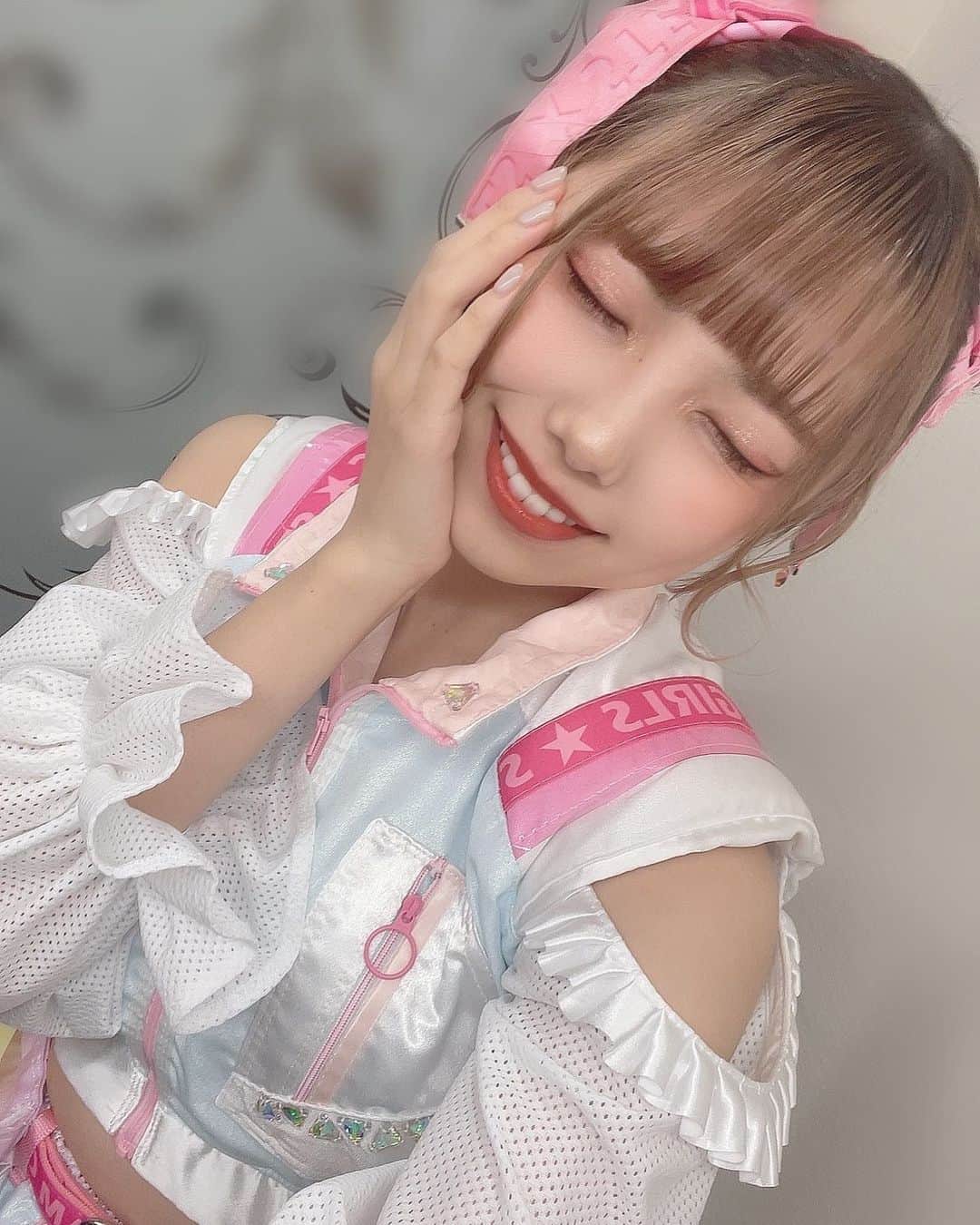 大鈴はるみのインスタグラム：「.  Q.はーみぃちゃ。すきでふ ▶︎アイドルになってみんなに好きって言って貰えるようになって嬉しいでふ🐻‍❄️  Q.今年新たにやってみたい事はある？？ ▶︎ある！実家を出ること！笑 22才になるし親の元を離れて生活できるようになりたい🤭  Q.沢山場数踏んできてるから緊張も普段通り楽しめば大丈夫👍ファイトだよ⸜( ˙▿˙ )⸝ ▶︎ありがと〜🥺10日のライブ前に見て頑張ったよ〜🥺これからももっと楽しんで頑張るよ✊🏻✨」
