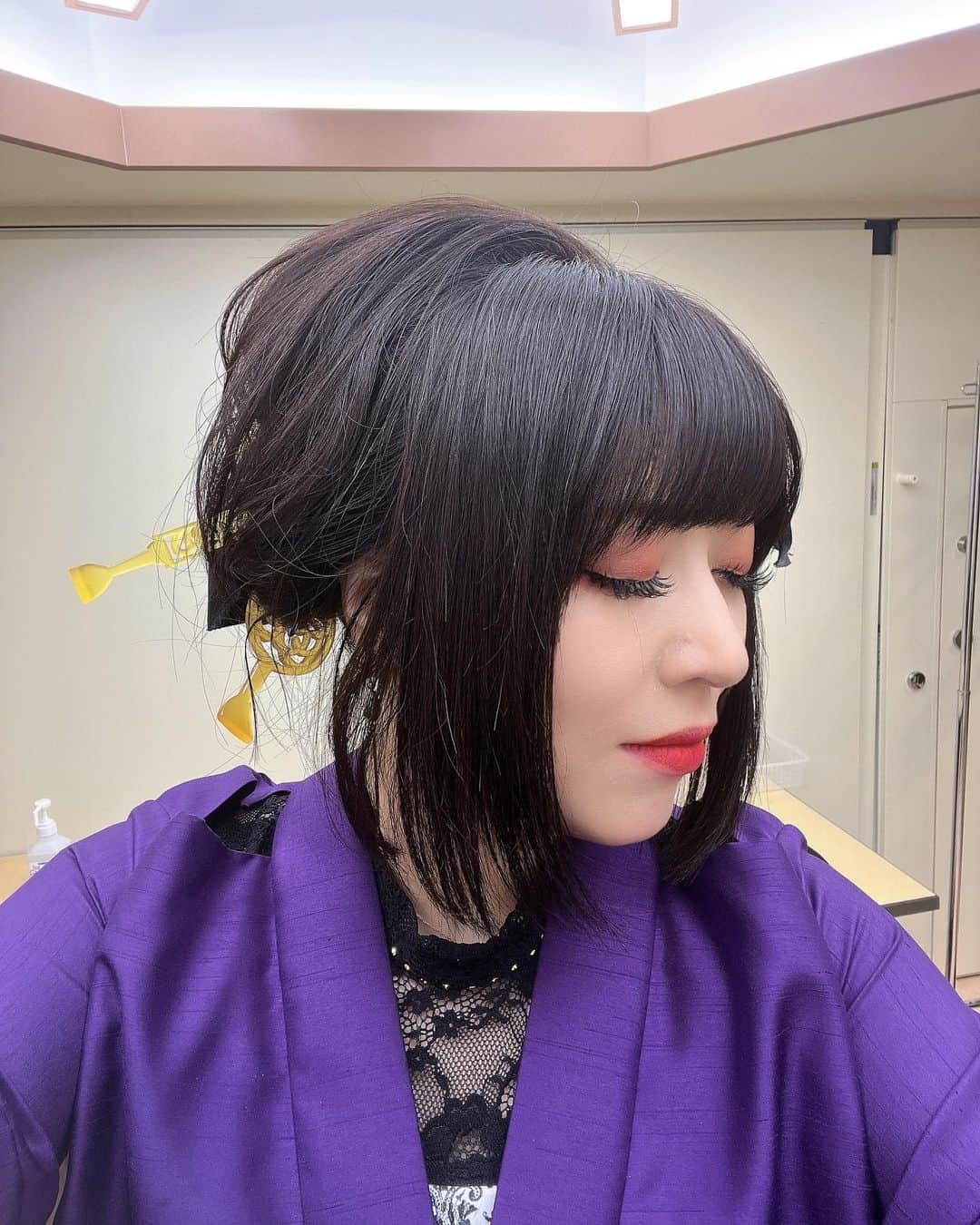 鈴華ゆう子さんのインスタグラム写真 - (鈴華ゆう子Instagram)「今回のヘアの左右の寄り。久しぶりに盛り盛りです。左側は花をメイン、右側は簪にしました。水引や、扇子型の布なども入っています。 #鈴華ゆう子 #和楽器バンド #ヘアアレンジ #和装ヘア #ヘアセット #着物ヘア #着物ヘアアレンジ #yukosuzuhana #wagakkiband #hairstyle #hairarrange #kimono #kimonohair #kimonohairstyle」1月12日 11時11分 - yuko.suzuhana