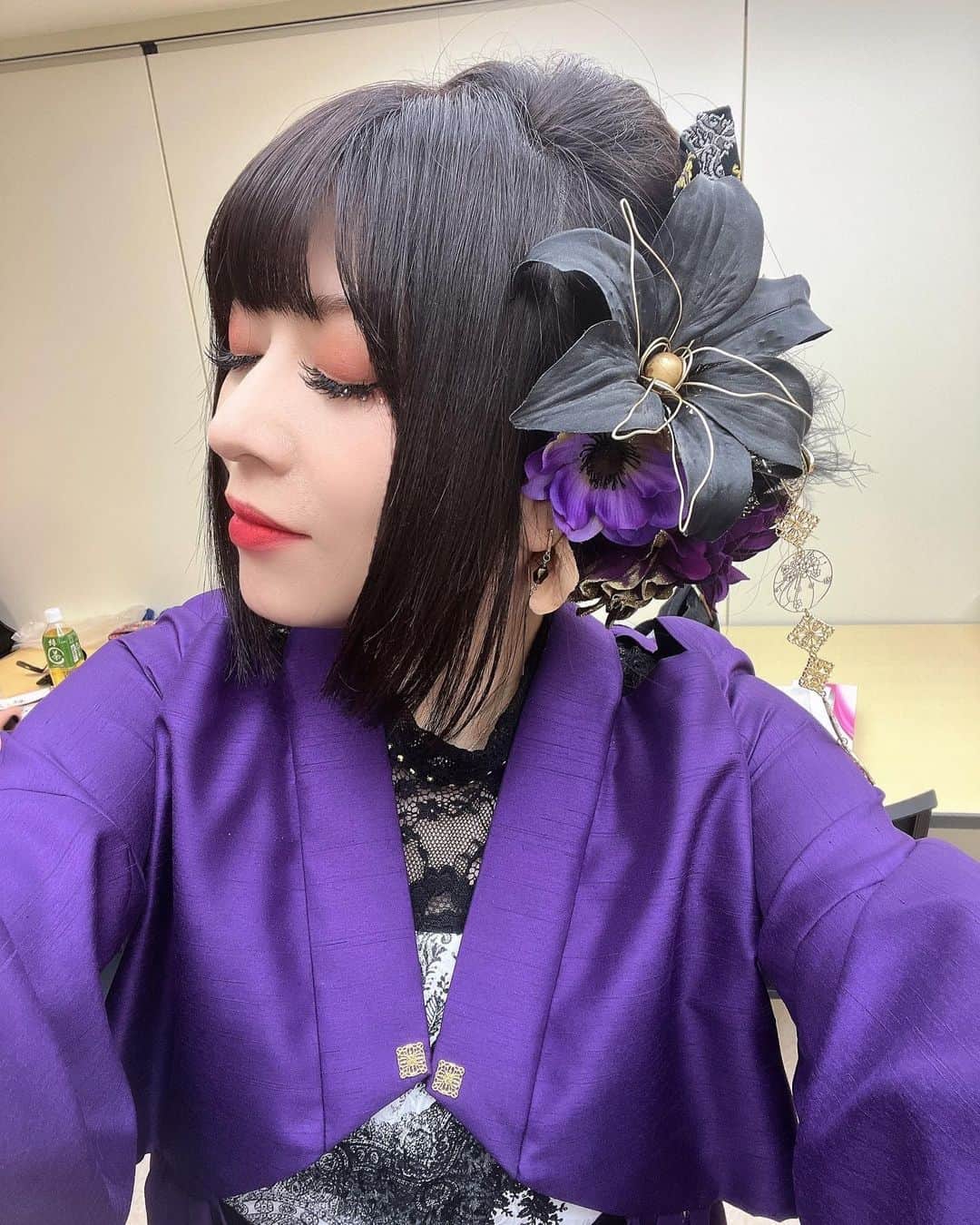鈴華ゆう子のインスタグラム：「今回のヘアの左右の寄り。久しぶりに盛り盛りです。左側は花をメイン、右側は簪にしました。水引や、扇子型の布なども入っています。 #鈴華ゆう子 #和楽器バンド #ヘアアレンジ #和装ヘア #ヘアセット #着物ヘア #着物ヘアアレンジ #yukosuzuhana #wagakkiband #hairstyle #hairarrange #kimono #kimonohair #kimonohairstyle」