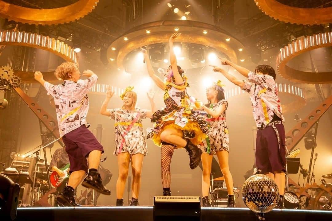 LiSAさんのインスタグラム写真 - (LiSAInstagram)「2月19日に　#LADYBUGツアー 放送だよーーー！📺 みんな踊る準備はいいーー？ ノンノーーーン！👆 #いまだけとくべつ #誰かが決めたアタシじゃなくていい  LiSA 「LiVE is Smile Always~LADYBUG~」 for J-LODlive ② youtu.be/Z4czTnFvq3U @YouTubeより」1月12日 12時13分 - xlisa_olivex