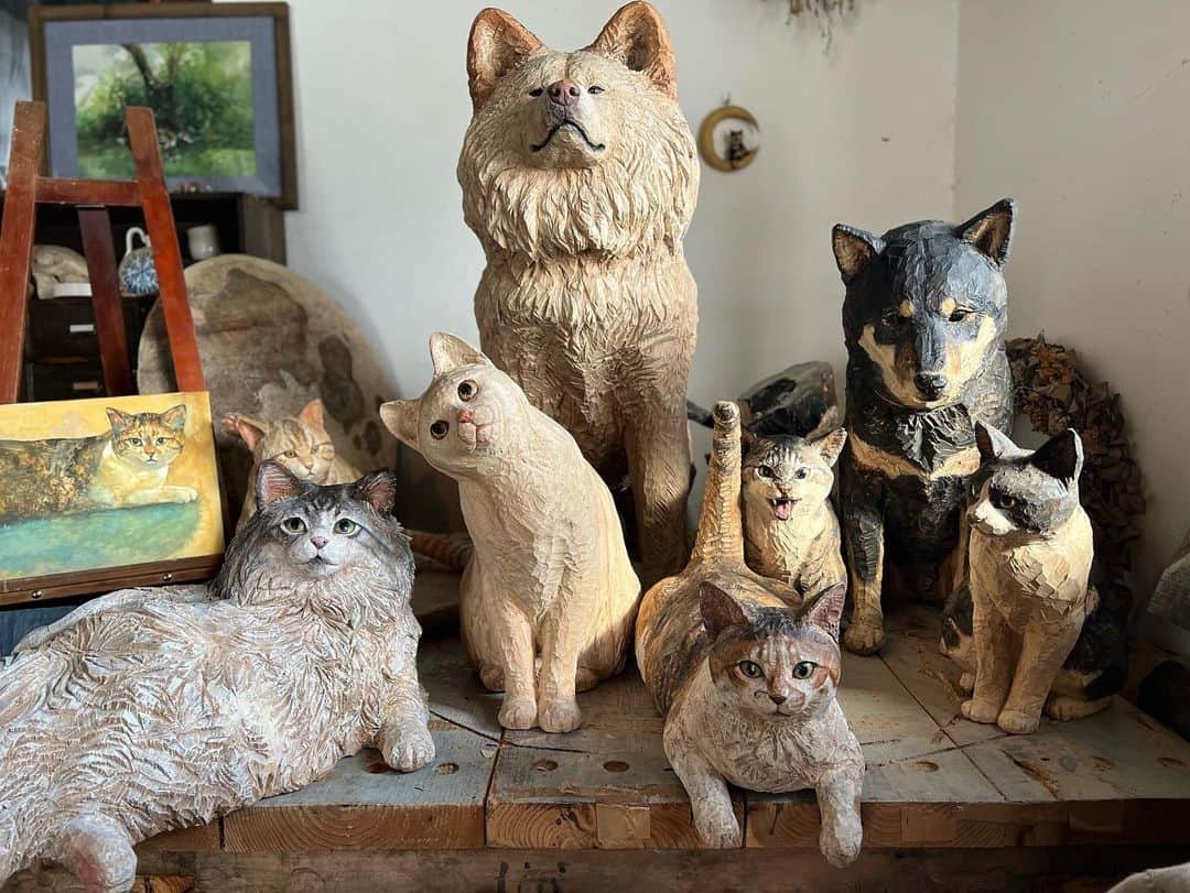 はしもとみおのインスタグラム：「アトリエに猫町の猫たちが暮らしているのもあと少し、 彼らはアトリエから旅立って、 また新しい仲間たちに変わっていく。とても淋しい事でもあり嬉しい事でもあり、淋しさと嬉しさは全く同じものだなと感じます。  新しい場所で誰かと出会って、誰かの心に優しく棲みつくような彫刻が作れますように。  #チミトン#チミママ#むぎ猫#近藤モイ#近藤ウニ#猫町のなかまたち #cat #catstagram #woodworking #woodcarving #sculpture #miohashimoto#はしもとみお」