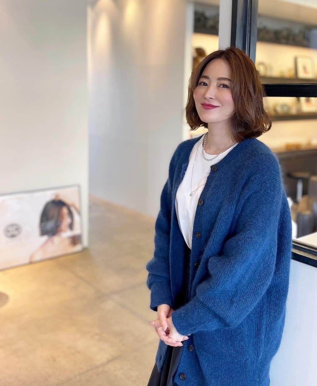 戸田さと美のインスタグラム：「22年の初ヘアカット。  毎月、こまめにヘアカットをする戸田ですが、 受験で忙しく、２ヶ月ぶり。 パーマをかけたものの 伸びきって、 もっさりとしてたヘアを 軽めボブにチェンジしてもらいました。  気分爽快。  ありがとうございます。  cardigan @curensology   necklace @mariha_official   ˚✩ ∗*ﾟ｡˚ ーーーーーーーー˚✩ ∗*ﾟ｡ 　　フォロー＆コメント大歓迎！ 　　@satomitoda ˚✩ ∗*ﾟ｡˚ ーーーーーーーー˚✩ ∗*ﾟ｡  @marr_salon  marr中目黒 tel: 03-6412-7503 土日月祝　10：00〜19：30 水木金　　11：00〜21：00 （火曜定休）  #色気 #色気ヘア #色気やばい #色気と品のある女性が目標 #色気ボブ #ヘアチェンジ #ヘアスタイル  #ヘアカット #ママ #ママライフ #大人ヘア  #大人ヘアカラー #ショートカット #ショートカット女子 #コスメコンシェルジュを目指そう  #コスメ #コスメ好きさんと繋がりたい #コスメレポ #コスメマニア #美容 #美容好きな人と繋がりた #美容好き #美容垢 #ツヤ髪 #美髪ケア #エイジングケア #美肌ケア #ヘアカラー #ヘアカラートレンド #戸田さと美の色気美容」