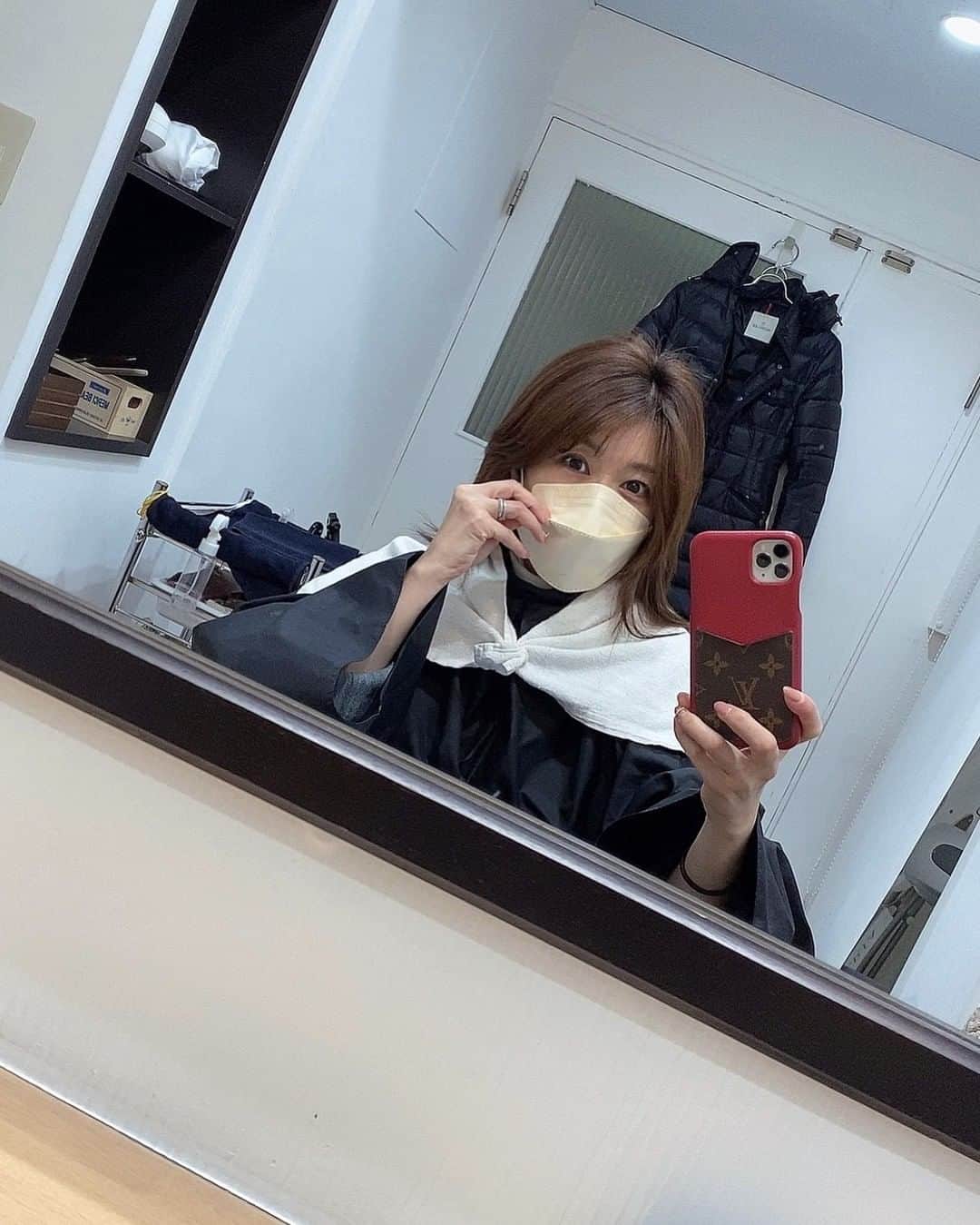 のインスタグラム：「今日はちょいイメチェン✨  少し短くします🤏セミロングかなぁ💖  美容室は恵比寿駅の近くのリブレ　@ebisulibre   丸目さんにいつもお願いしていますよ😊 @takashi_marume   インスタをみて来てくださっている方が何人もいらっしゃるみたいで丸目さんも大変喜んでいました✨ ありがとうございます💕  #美容室 #恵比寿美容室 #女子力 #イメチェン #気分転換 #セミロング #ウルフカット  #40代  #矢部美穂」