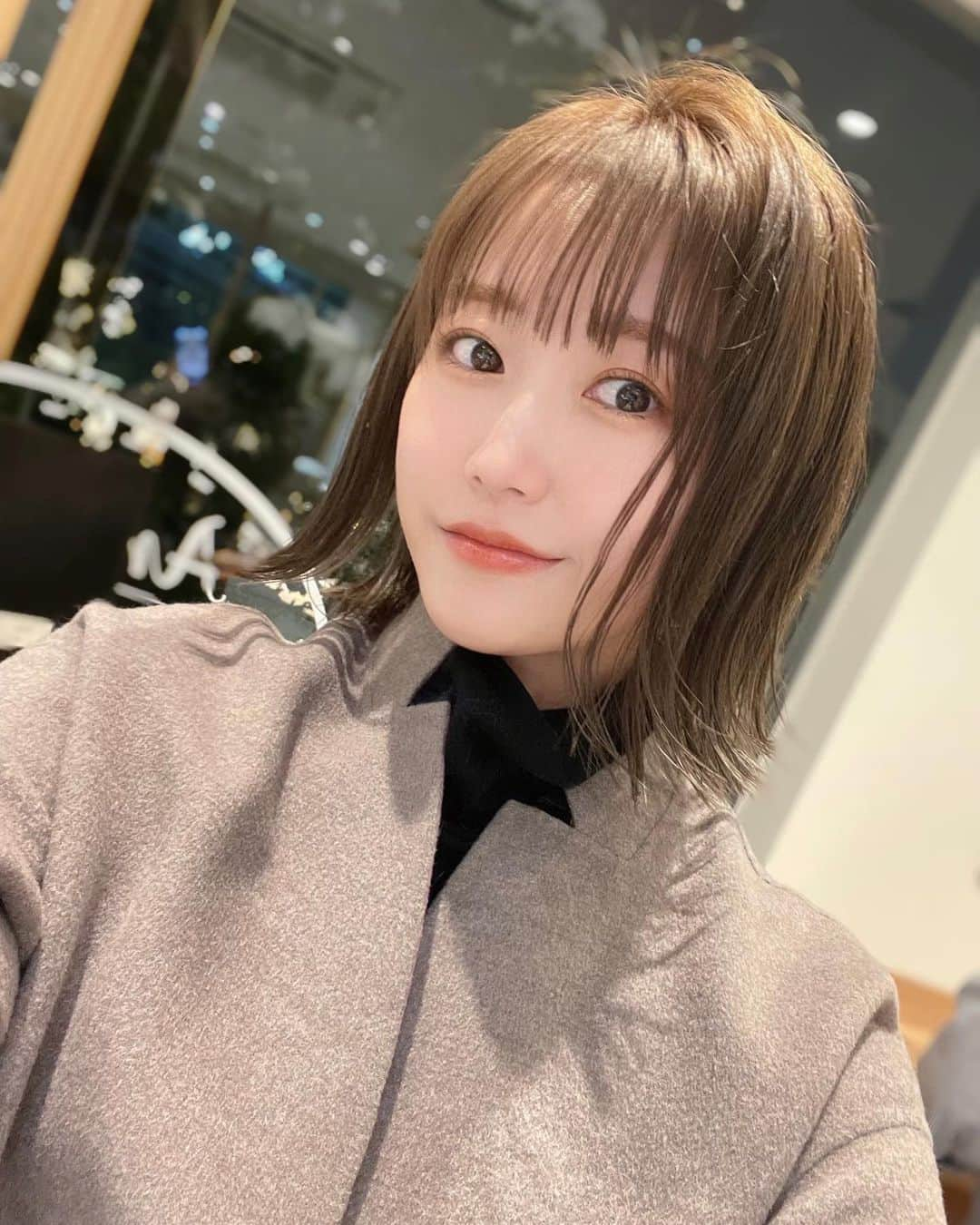 津田麻莉奈さんのインスタグラム写真 - (津田麻莉奈Instagram)「先週………✂︎ 髪のメンテに行ってきました✂︎  Cut  かいみょん　@arigate_kai  Color あつしさん　@ari.gate_uthida.atsushi   レイヤーを入れない切りっぱなしボブ。 カラーは明るめのトーンはそのままに 少しアッシュを入れてもらいました。 前髪ストレートとトリートメントもしてもらって 新年からコンディション最高👏 以前山中にかけてもらった根本パーマがまだ残ってて トップのふんわり感もいい感じです。  Arigate(@arigate_daikanyama )は 全席個室または半個室で ソーシャルディスタンスが保たれており、 シャンプーバーが設置されるなど まさにニューノーマルな美容室。 安心して居心地よくリラックスできる空間です。 Arigateさんいつも本当にありがとうございます❤️  ▶️今日は16:00〜 ラジオNIKKEI 楽天証券Presents 「先取りマーケットレビュー」生放送です。 YouTubeでも同時生配信。 よろしくお願いします〜📻  −−−−−−−−−−−−−−−−−−−−−−−−−−−−  #arigate #アリゲート #外ハネボブ #結べるボブ #ぷつっとボブ  #ぷつっと前髪  #切りっぱなしボブ #ボブ #イメチェン　 #イルミナカラー #アリゲートさん #いつもありがとうございます #いい美容室です #代官山美容室 #私服#ootd #まりなる #津田麻莉奈」1月12日 13時20分 - tsudamarinal