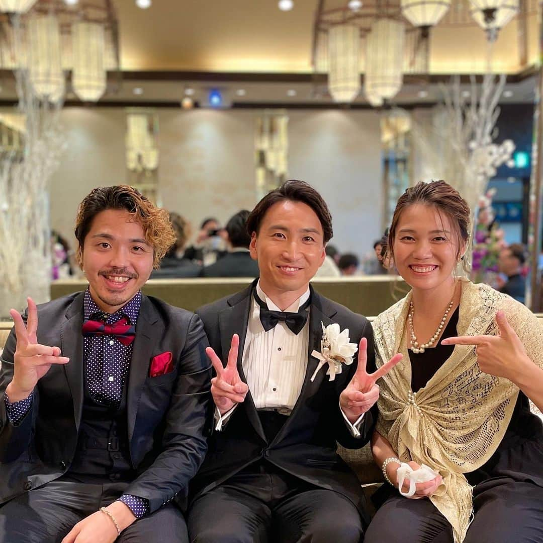 松本弥生さんのインスタグラム写真 - (松本弥生Instagram)「・ 優斗くん結婚式👰‍♀️🤵‍♂️💓✨ 久しぶりに3人揃ったー！ 優斗くんとは出会ってから10年目、 翔馬くんとは9年目の仲ですが 何かあればこうやって集まって ご飯食べながら話して☺️ みんなそれぞれこの10年の中で いろんな決断をしたり、たくさん悩んだり、幸せを掴んだり… とにかくこの2人にたくさん刺激を受けました！ その中で兄のような、親友のような優斗くんが結婚式するよって呼んでくれたのがとても嬉しかったです🙏💓 ・ そして結婚式は本当に本当に素敵で、とても絵になる2人で、すっごく綺麗で可愛い嫁はんで💕普段の #陽気な嫁はん とはかけ離れた凛とした姿に、終始ニヤニヤが止まらない、そんな式でした😚 ・ 結婚式を挙げるかどうするか悩んでいたわたしですが、こんな素敵でみんなが笑顔になれる式なら、ちょっとやってみたいなって思えました。笑 ・ すえながーーーーーーく お幸せに！！🥰💕」1月12日 13時40分 - yayoi_matsumoto841