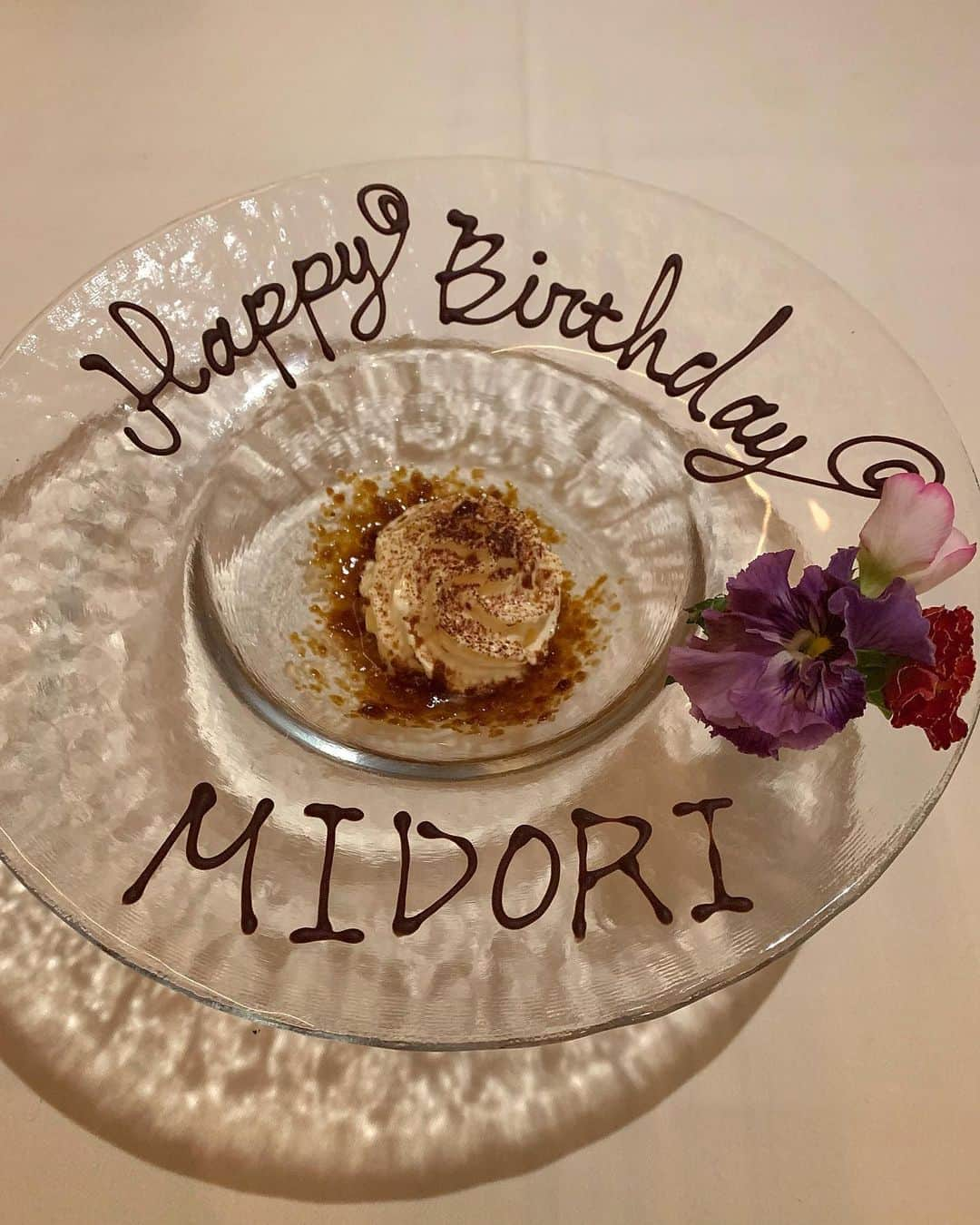 山崎みどりさんのインスタグラム写真 - (山崎みどりInstagram)「My  birthday 1/9🤍 今年は1/4から（早い 笑） 沢山お祝いしてもらいました🤍  歳を取るのは嫌だけど  birthdayお祝いしてくれるのって とても嬉しい🤗🥺♥️  昨年も最高に楽しかったけど 今年も最高な一年になりますように♡  dinnerは麻布十番にあるイタリアン🇮🇹 【アルヴェアーレ】 @alvearestaff   苦手なものはないか聞かれた後は 何が出てくるかわからないサプライズメニューのレストラン🍽  全部美味しかった🥺✨✨  特に最初に出てきたたこ焼きみたいな形のはトリュフ たっぷりクリーミーで濃厚なお料理。　  イカってここまで美味しくなるのね🥺 ✨とうなりました♡  トマトのカペリーニも白魚のパスタも絶品✨  カツレツのお肉は約1時間かけて調理されてるそう。  接客も丁寧で優しくて とても美味しく頂きました♡  あぁ♡幸せ♡  ────────────────────────── # birthday#mybirthday#ありがとう#thank you#お誕生日 #お誕生日ごはん #birthdaydinner」1月12日 13時42分 - midori_yamasaki_