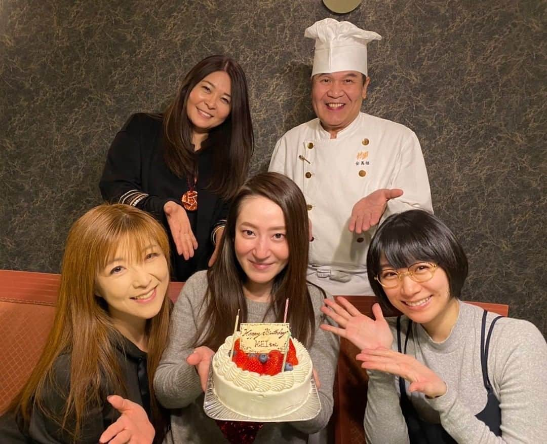 時東ぁみさんのインスタグラム写真 - (時東ぁみInstagram)「宇都宮へ“食べまくり”に行ってきましたー☆ ・ まずランチは宇都宮東武ホテルグランデに入ってる中国料理 竹園さん あの有名な金萬福さんが総料理長を務めるお店です！！ ・ めちゃくちゃ美味しい中国料理をいただいて(もちろんご飯おかわり) サプライズバースデーもお祝いしちゃいました☆ ・ 金萬福さんのYouTubeを見て、お店に来てみたかったから宇都宮まで来てよかったー♡ ・ #時東ぁみ #ドライブ #drive #宇都宮 #utsunomiya #宇都宮東武ホテルグランデ #竹園 #中国料理 #広東料理 #金萬福 さん #総料理長 #youtuber #美味しかった #おかわりせずにはいられない #いつものメンバー #サプライズバースデー #大成功 #めちゃくちゃ楽しそう #また行きたい」1月12日 13時49分 - amitokito