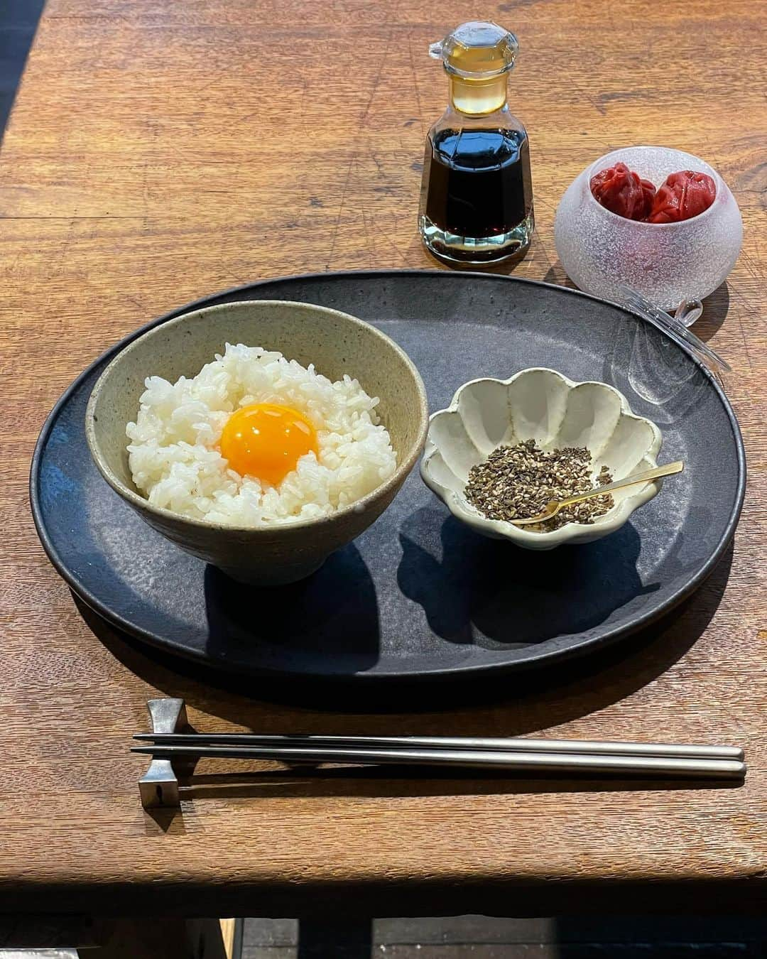 松井美緒さんのインスタグラム写真 - (松井美緒Instagram)「…お昼ごはんは 簡単に ふりかけごはんの黄身のせ。  手作りふりかけは 昨日ご紹介させていただいた 喜界島のボタンボウフウで作った お茶の茶葉。  袋の中から取り出し そのままの茶葉をパリパリと食べれます。 塩と胡麻を混ぜて ふりかけに。 じゃこや山椒をいれてもgoodです。 あと かりかり梅とかもね😊 湯をかけて お茶漬けとしても。  健康ヘルシー ふりかけにもなるお茶なのです🏅  .  #喜界島 #食も #適度な運動  #毎日続けることが大事  #ボタンボウフウ #お茶  .」1月12日 15時07分 - mio.matsui