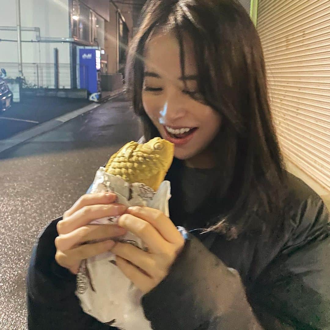 神室舞衣のインスタグラム：「あけましておめでとうございます。 新年はお着物でご挨拶をしたかったのですが引きこもりすぎてあっという間に時がたってしまいました。😂  人生で初めて素敵な初夢を見ました。なんと、去年長い旅に出た愛犬『花まる』が夢に出てきました。居なくなってずっと夢に出てきてくれないなとせめて夢で会えたらと思ってましたが全く出てきてくれなくて😪😱😑  それなのに抱っこもして感触などやたらとリアルで起きたらめちゃくちゃhappyな気持ちでした✨ 去年は年越しの瞬間に初めての痙攣や脳の神経症状、てんかんの発作などが始まってそれと共に痴呆症の症状が出てしまい お正月がほぼ寝れない頭がおかしくなりそうな介護生活の始まりでした。(ずっとぐるぐる回っちゃうとかね。癌で脳まで行ってしまい見てても辛かったです。頑張り過ぎる花まる。涙)  だから！今年は夢に出てきてくれて幸せで何とも言えない感情になりました！ そんな感じで感謝の気持ちでたくさん満たされ幸せに私の2022年は始まりました！  皆さまはどんなスタートでしたかね☺️こんなご時世ですから大変な事は色々とあるとは思いますが 12月31日に笑顔でまた来年もよろしくと言えるような年にしたいですね🐯 この記事を読んでくれた皆さまが大切な時間を過ごせるように僭越ながらカムロが祈りを文章に込めときます😁🌟  写真は縁起良くおめでたいにかけまして鯛焼きです🥶  それでは最後になりましたが今年もよろしくお願いします。 2022.01.12」