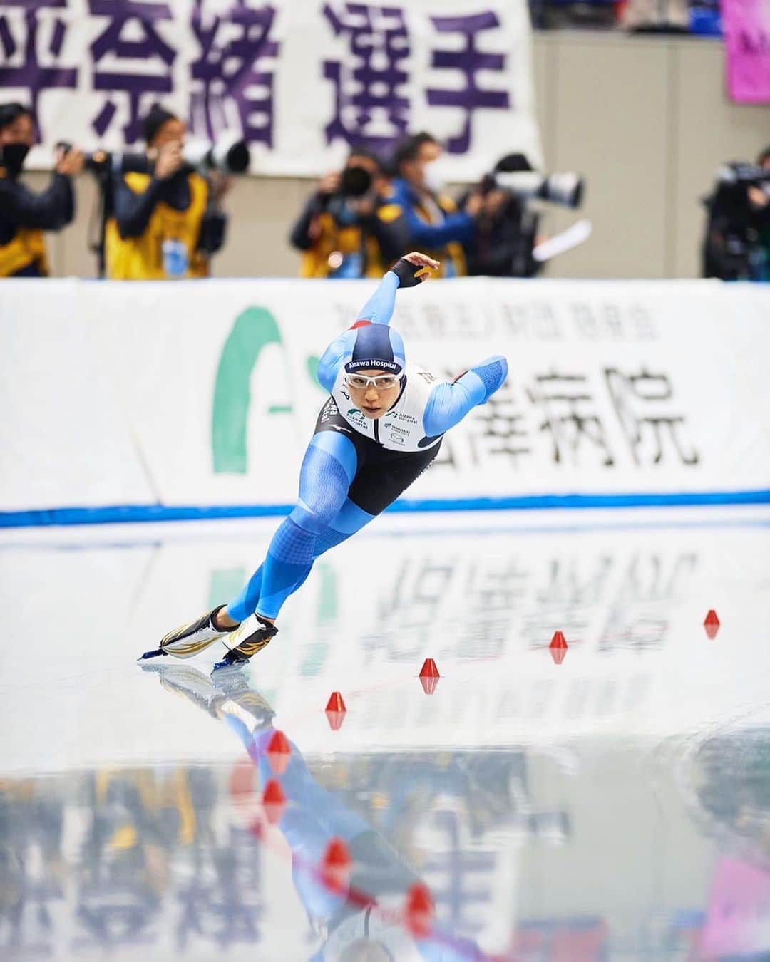 小平奈緒のインスタグラム：「五輪初出場の2010年から早12年。 2022年4回目の五輪を迎えられることになりました🐅 様々な問題を抱えて迎える五輪ですが、僅かでも「平和」の種を植えられるように、最善を尽くします。  さて、年始も変わらず技を磨く毎日を送っています。 身体が、その日に向かって日に日に動いていく感じがして、不思議な加速感があります💨 間に合うのか、それとも超えていけるのか、自分でも全く予想ができません。ただ言える事は、昨日よりも今日、今日よりも明日へと良い方向への変化を取りこぼさないように、しっかりと両手で掬って、胸の中に確かな自信として必死に蓄えているところです。  4年前、「私が目指してきたのは金メダルではなかったことがわかった」そう言ったことをふと思い出しています。 「なんだか遠い存在になっちゃったなぁ」なんていう言葉に寂しさを感じることもありました。 「私は金メダリストなのか」とまるで他人のように思うこともありました。  東京五輪で、大野将平選手が「自分が何者なのか証明するために戦うことができました」とコメントしていたことの答えが、つい最近ようやく分かった気がします。 私の中の答えは「私以外の何者でもない。何者になる必要もない」でした。 つまり「私は私である」その「私」をスケートに、氷に、パフォーマンスに乗せきることができれば、他の誰でもなく「生きている私」を証明できる。  【唯一無二】(独一无二) ・ただ一つで二つとないこと ・比べようのないもの ・かけがえのないもの  という四字熟語があります。 自分自身にとって唯一無二のものがあれば、誰かにとっても唯一無二のものがあります。 私にとって今この瞬間にしかできない「唯一無二」の挑戦に、真っ直ぐ向かっていきたいと思います🐅🔥…🐈…  いつもいつも温かいご声援ありがとうございます😊 (ファンタさん🎅から、温かいプレゼントをたくさん頂いたので、身体も心もぽっかぽかです！) 皆さんも、まだまだ寒い日が続きますが温かくお過ごしください😉  #スピードスケート #相沢病院 #信州大学 #OAKLEY #2XU #JA全農長野 #Mazda #甲信マツダ #唯一無二 #感謝 #北京五輪2022 #Beijing2022 #Schaatsen #寅年 #五黄の寅  #年女🐯」