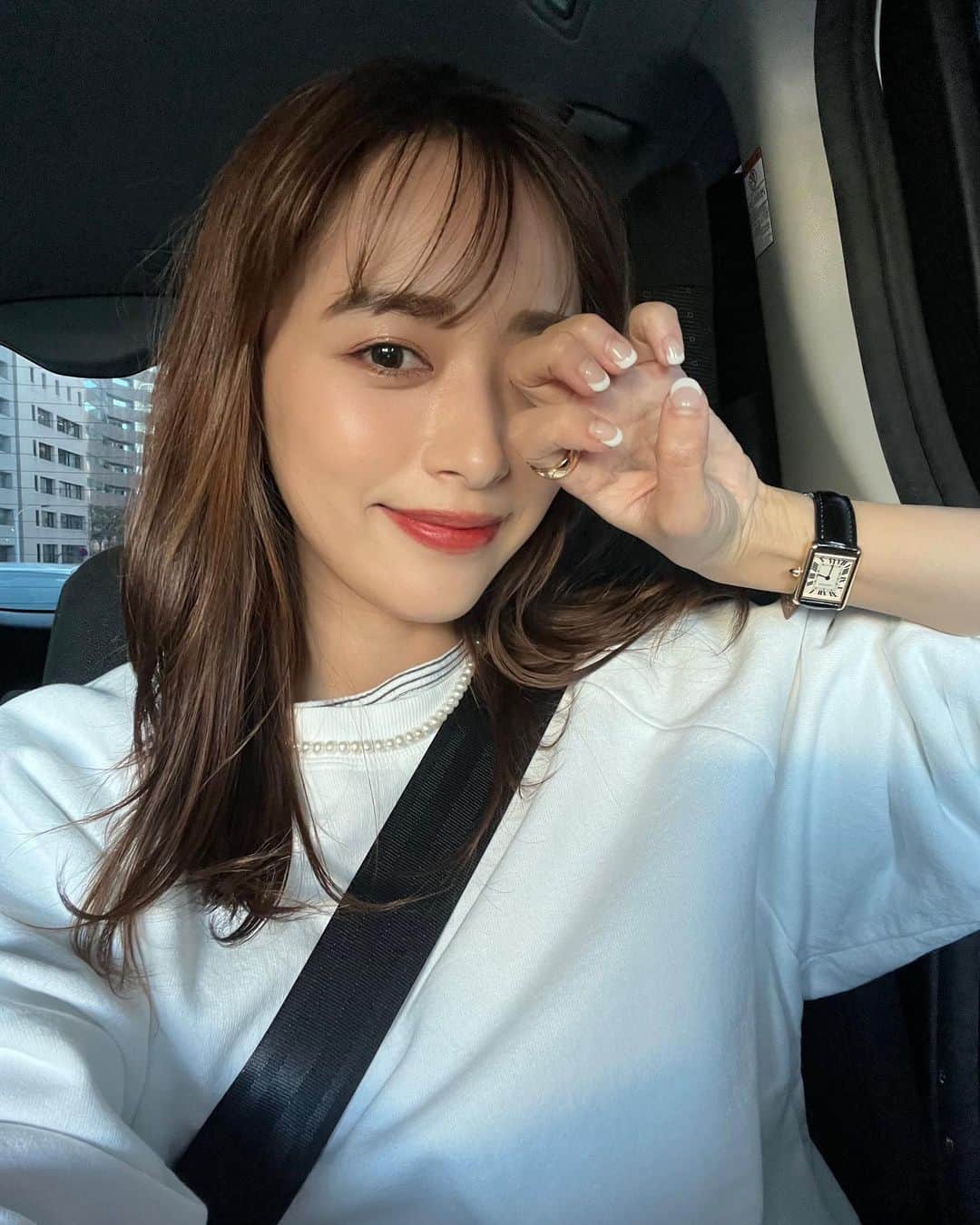 近藤千尋のインスタグラム：「お仕事おわりん💕✌️ ネイル紹介してなかったと思って 帰りの後部座席で撮ったけど ぶれぶれになった。笑🥰 もうすぐ変えちゃうけど白フレンチでした👋 @chipieee_eri   私服と📸 ニューバランスは990☺️ お鞄はfendi💕」