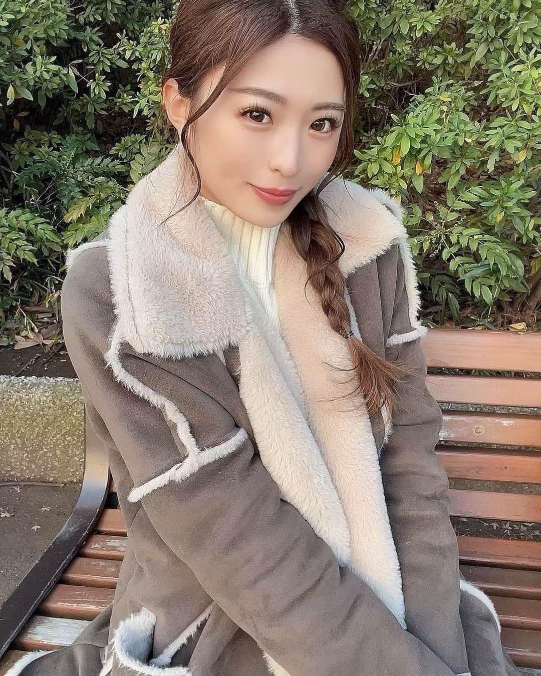 MIYABIのインスタグラム：「皆様ご機嫌よう🐶  今日も静電気が凄いわっ😱  どうしたらなくなるのでしょうかね？🥺  #ビリビリビーム⚡️」