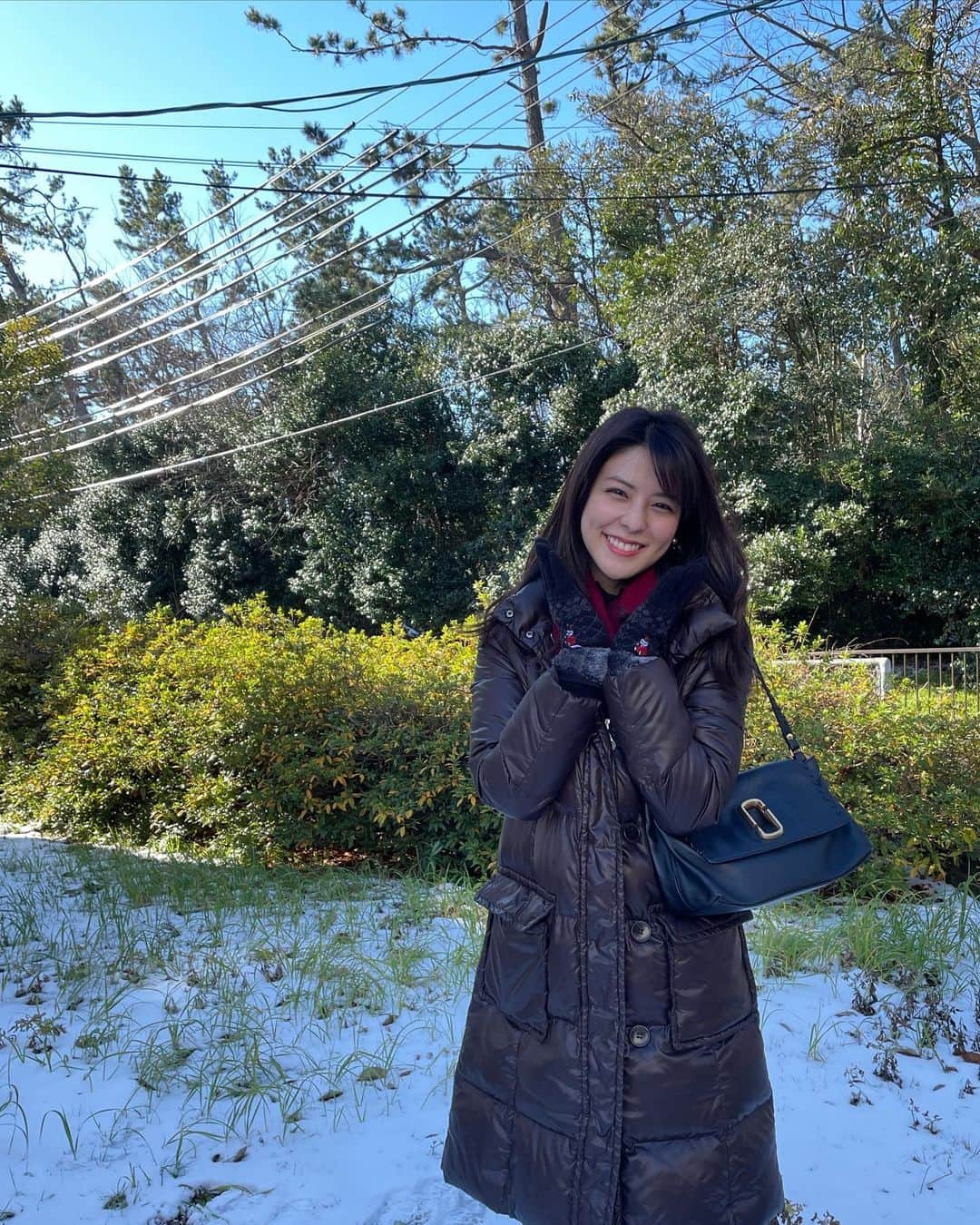 藤井美菜さんのインスタグラム写真 - (藤井美菜Instagram)「. 東京の雪が溶けてきたので、新潟の雪景色を。と言っても私の地元は意外に雪はそこまで積もらない地域です⛄️ミーの手袋と一緒に🤗❄️ 도쿄 눈이 녹을때쯤에 니가타 눈 모습을 ㅋ 우리 고향은 니가타 안에서는 눈이 많이 안싸이는 동내입니다⛄️ 무민 친구 little my 장갑과 함께🤗❄️ This is the snow of Niigata, my home town🤗❄️ #新潟#雪景色#ムーミン#ミイ#니가타#눈#무민#미#niigata#snow#moomin#littlemy」1月12日 15時48分 - fujii_mina_0715
