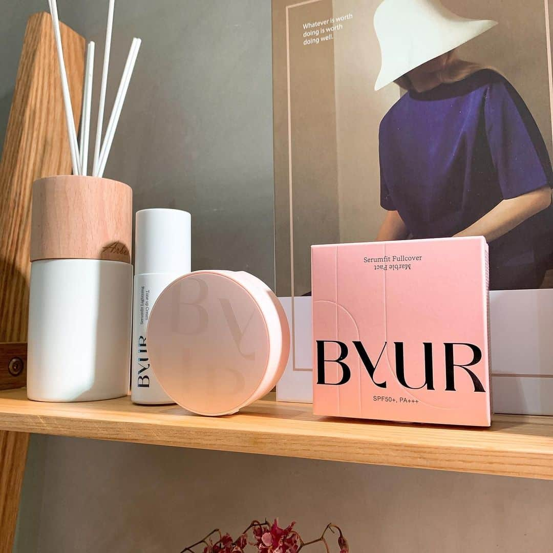 CanCamさんのインスタグラム写真 - (CanCamInstagram)「毛穴管理に着目した韓国コスメブランド「ByUR( @byurjapan )」が日韓同時デビュー🎊❤️  バイユアは美肌のカギである「毛穴」を管理し、引き締まった健やかな肌を保つことを目指し、肌タイプや年齢を問わずすべての人に使える処方。  うるおいとツヤにあふれた美肌をメイクでまといながら、素肌そのものが美しくなったように演出します。  今回登場するのは、気になる毛穴やナチュラルにカバーするベースメイクアイテム5製品。編集部注目はバームタイプのファンデーション。さっとすべらせるだけで、むき卵のようなつるんとした肌に。  2022年1月13日（木）より発売。  ぜひチェックしてみてくださいね🥰  #バイユア #byur #韓国コスメ #ベースメイク #ファンデーション #クッションファンデ #下地 #新作コスメ #コスメ #ハイライト」1月12日 15時57分 - cancam_official