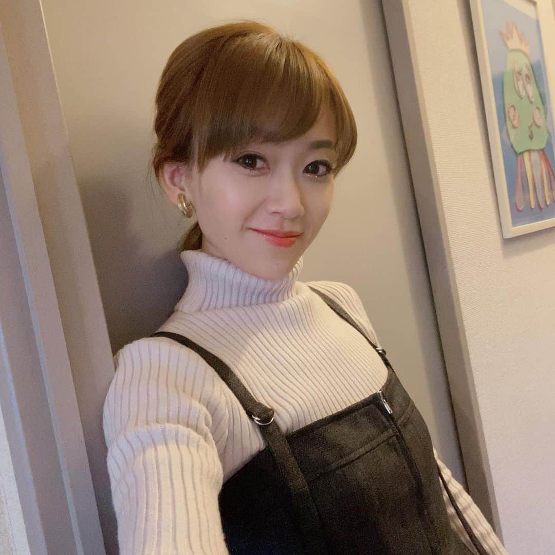 岡部玲子のインスタグラム：「本日はこの姿でお仕事へ向かいます🏃‍♀️💨 この上から羽織りものをするので、洋服は見えないし…まぁ…何でもよし👍😂 髪の毛はスッキリまとめましたーっ💦  3枚目はどーでもいい昨日の晩ごはん😂 美味しいアボカドで嬉しかった日🍴 なんでもない毎日に感謝しないとですね☺️  皆様も健康第一でお過ごしください😉  帰りは寒そうだなーっ🥶  #岡部玲子 #タレント　#レポーター　#競馬キャスター　#衣装　#私服　#何でもいいか　#晩御飯　#低糖質　#ロカボ　#頑張ろう　#健康第一　#競馬　#収録」