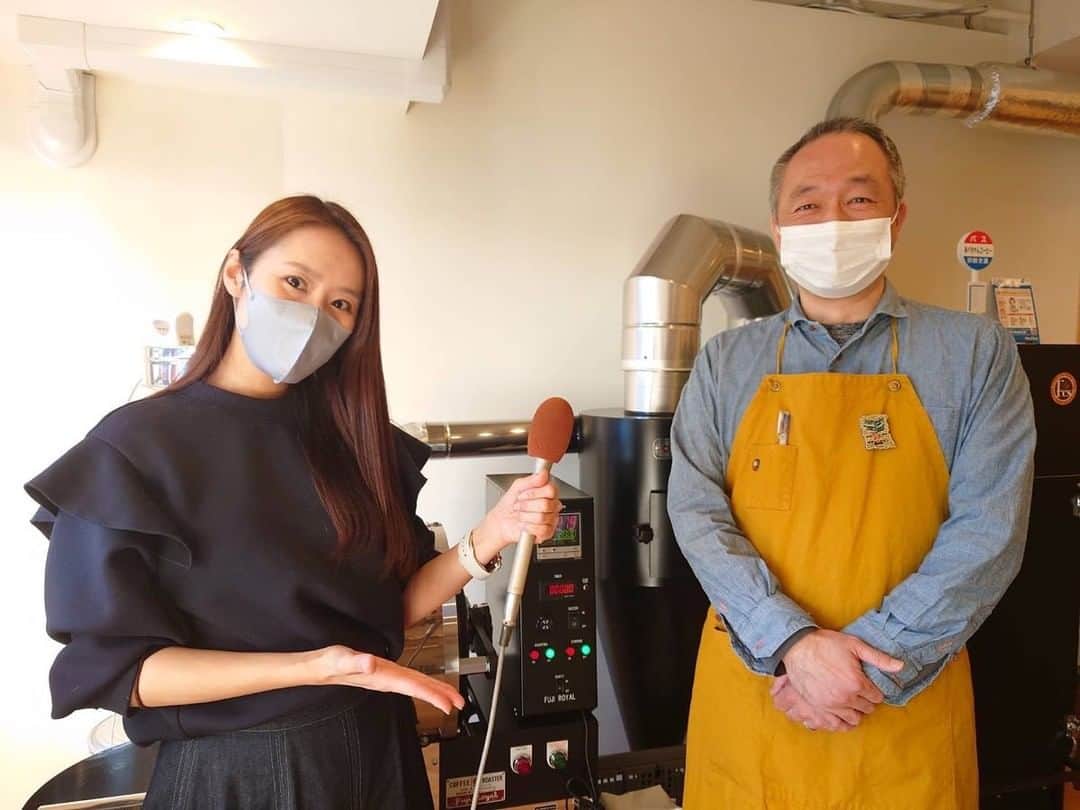 守永真彩のインスタグラム：「. . 今日は横浜ポップJのリポーターデビュー日でした😆✨  遠足の前の日のようなワクワク感と 未知の世界に踏み入れるドキドキ感🥺  この感覚が久しぶりで。 昨日はなかなか寝つけませんでした😅💦笑  今日おじゃましたのは 横浜市南区南太田にあります 「自家焙煎のあべちゃんコーヒー」✨  店長のあべさん、元々はバスの運転手さんだったんですって😳  珈琲が大好きで鎌倉のカフェに通い詰め、そこからコーヒーの焙煎の勉強を始め 昨年の6月にお店をオープン☕️🧡  あべさんの淹れて下さる珈琲は香り高く、美味しいのはもちろん 一杯一杯へのこだわりと愛情を感じました。 お近くの方、是非一度訪れてみてはいかがでしょうか☺️ @abechan_coffee   ラジオ日本 「加藤裕介の横浜ポップJ」 radikoではタイムフリーで無料で聴けますので！ 聴き逃した方はぜひradikoでお楽しみください☺️  #ラジオ　#radiko #レギュラー番組 #加藤裕介の横浜ポップJ #レギュラー初日 #ドキドキでした」