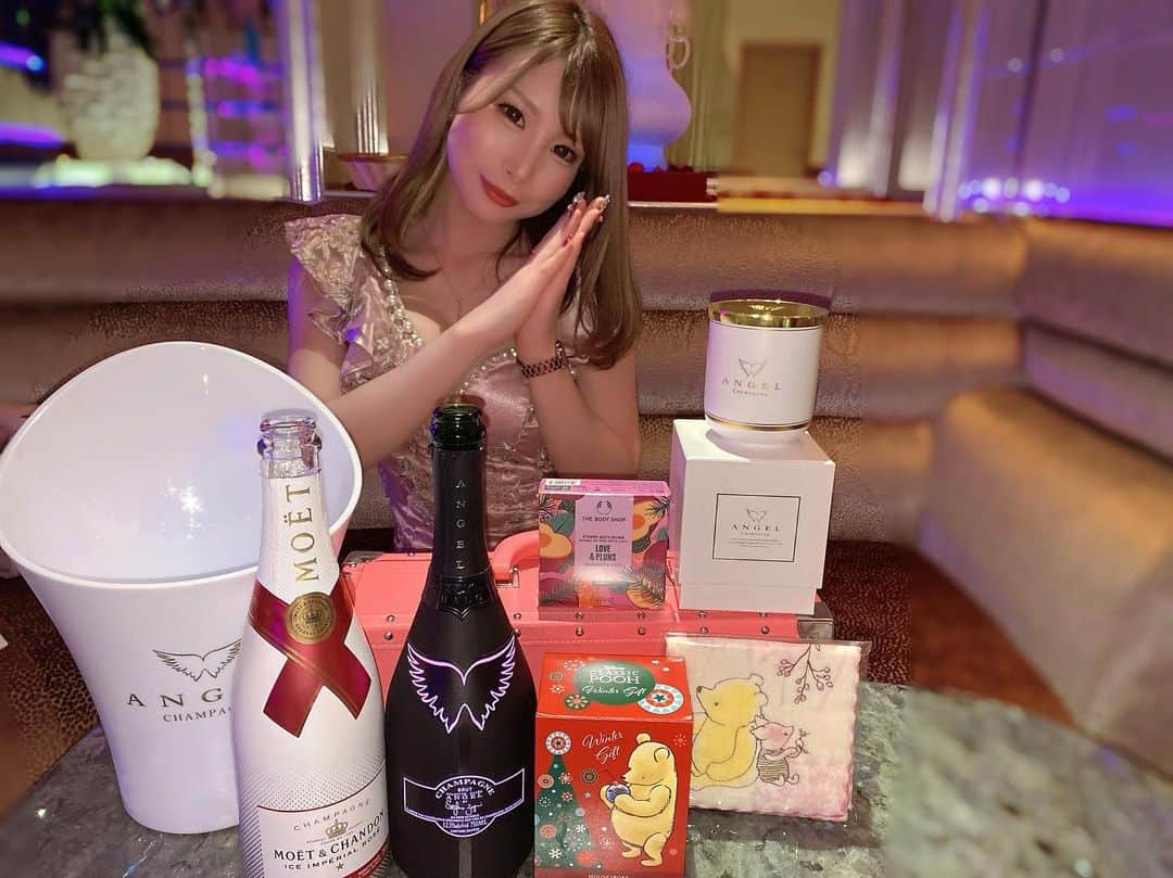 長谷川るいのインスタグラム：「. . . エンジェルシャンパン様から 素敵なクリスマスプレゼントを頂きました😭💕💕💕 ありがとうございます💕 . . プレゼントが届いたその日に 「じゃあエンジェルおろしましょう！✨」って😭💕💕💕💕💕💕 もう素敵すぎやしませんか😭💕 . いつも本当にありがとう😭✨✨✨✨✨✨ 私の仲良ぴもお席に呼んでくれて、本当神様ですか😭✨✨✨✨✨ . 感謝の気持ちでいっぱい✨✨✨✨✨ . . . #エンジェルシャンパン  #シャンパン #クリスマスプレゼント  #岡山キャバクラ #岡山  #岡山飲み屋 #キャバクラ  #六本木岡山駅前店」