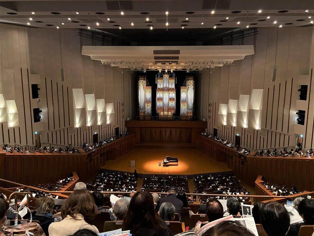 藤田真央さんのインスタグラム写真 - (藤田真央Instagram)「朝11時からのコンサートでした。 久しぶりの芸劇で、あの大きな空間を独り占めできて嬉しかったです。 曲の間にアナウンサーの八塩圭子さんとのトークは、秀逸でした。 皆さま御自愛下さいませ。」1月12日 18時46分 - maofujita_piano