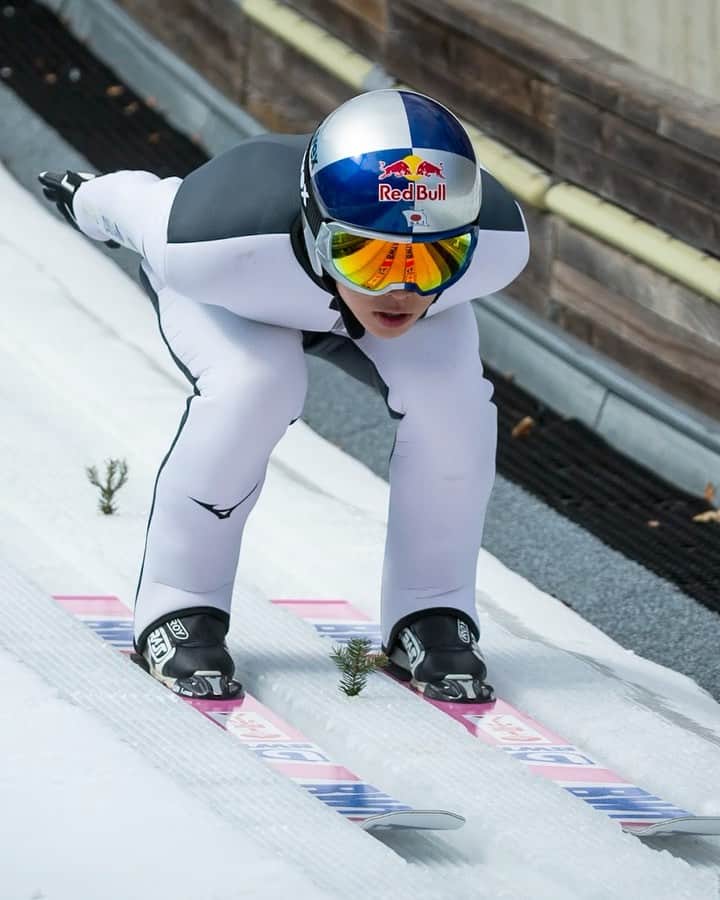 のインスタグラム：「立つだけでも震えてしまいそうな高さからの大ジャンプ 😱🔥  🎿 #小林陵侑  ドン底を経験した @ryo_koba が見つけたものとは…  ♾無限大の可能性を信じ前進する姿を描いたドキュメンタリー 「𝙇𝙄𝙈𝙄𝙏𝙇𝙀𝙎𝙎」は今すぐRed Bull TVでチェック🎥  #レッドブル #翼をさずける #スキージャンプ #SkiJumping」