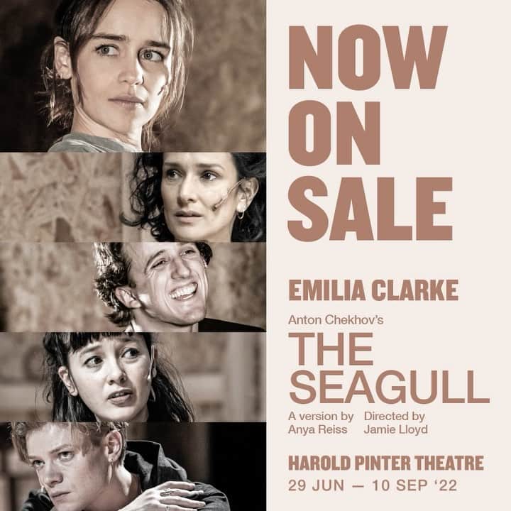 エミリア・クラークのインスタグラム：「Be still my beating heart it’s BACK!!!!! The seagull is coming back baby and it feeeels sooooo goooood!!!!!! YOU CAN BUY YOUR TICKETS RIGHT THIS VERY SECOND!   Go to thejamielloydcompany.com (link in bio…;) We will be on stage 29th June-10th September 2022 at the magnificent Harrold Pinter Theatre. GO GET EM!!!!   Oh I cannot wait to get on that stage and relive this magical production a few years wiser.. cannot wait to see you all there, happy happy happy new year you beauties #flyinglikeaseagull #betterstartrrlearningthoselinesthenright?  @jamielloyd @jamielloydco #ad」