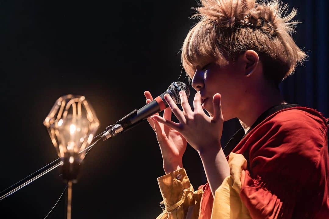 のインスタグラム：「✴︎ 中村佳穂 2022年初ライブ！  2022/2/4（金）開催 「うたのげんざいち 2022 in 東京国際フォーラム ホールA」  チケット プレイガイド最速先行受付中✨～1/23(日)まで！ https://l-tike.com/concert/mevent/?mid=488223  #中村佳穂 #うたのげんざいち2022  photo @bento_inueyskz」