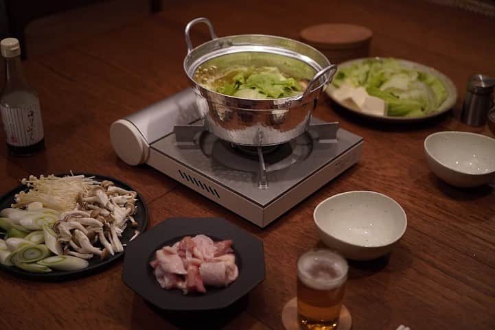 石田一帆さんのインスタグラム写真 - (石田一帆Instagram)「. 冬の自炊はお鍋に限る 簡単、おいしい、温まる、ヘルシー💯  最近はあごだし汁のレタス鍋にハマり中で 別日にトマト入れたらおいしすぎて感動。 次は豚バラ有りで巻き巻きして食べよう🥬  ふと、福岡すごい好きじゃんってなりました☺️←  お野菜を乗せているお皿 @cloenc_official  お肉のせてるお皿 @ethni_9  コンロ @muji_global  グラス @ritoglass  お鍋は有次 です。  #自炊 とはいえないけど#おうちごはん記録 #あごだし鍋#冬鍋#調味料好き#ik_life」1月12日 19時35分 - ishidakazuho