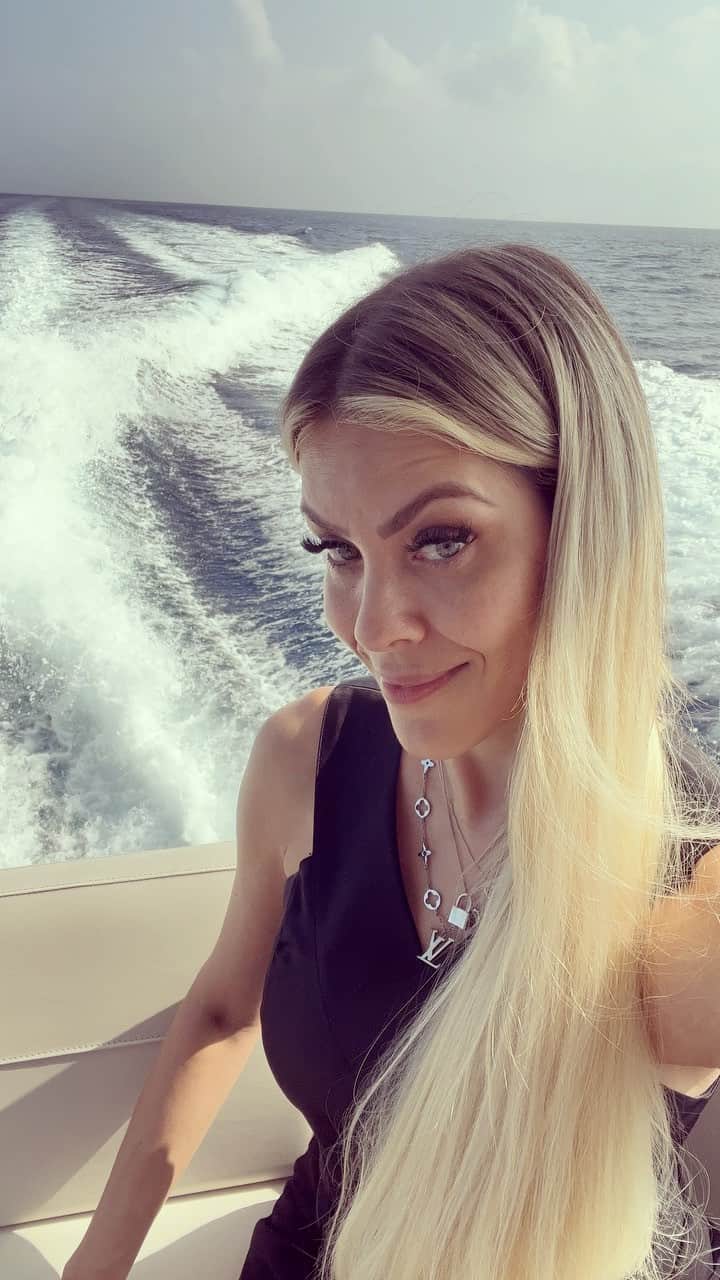 レナータ・ファンのインスタグラム：「Quase lá! Depois de muitas horas de voo, estou chegando no destino final! Foi dada a largada para as férias 🦋🔆🏖🙏🏻」