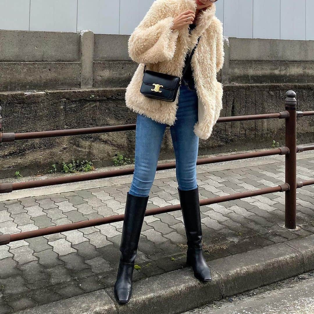 Nagiさんのインスタグラム写真 - (NagiInstagram)「モコモコで寒さをしのぐ  outer. #thinkfur  bottom. #zara bag. #celine  shoes. #fabiorusconi   #today#code#ootd#outfit#fashion#今日の服#コーデ#ファッション#カジュアル」1月12日 19時45分 - nagina001