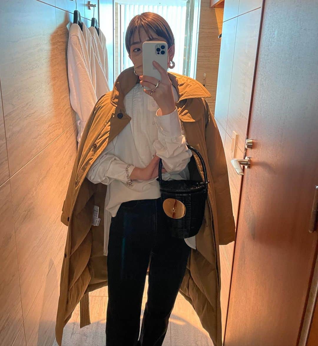 正中雅子のインスタグラム：「いつかの🤍  去年、POPUPで即完してしまったタキシードドレスシャツ！ 制作に時間がかかり予約が出来なかったのですが、春の第一弾の予約のラインナップに入ります😊💪  かっこいい仕立てになったこのシャツも私の中で定番にしたいほどの1枚☺︎  #MACHATT #masaco服」