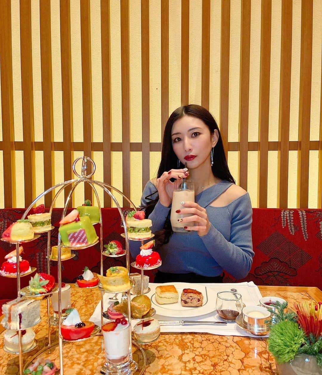 のインスタグラム：「ペニンシュラのストロベリーアフタヌーンティーにともちんと行ってきたよ🍓 ペニンシュラはスコーンが特に美味しくて大好き😋♥️  ストロベリーアフタヌーンティー(〜3/14) ◆セイボリー セレクション •スモークサーモンとクリームチーズのアールグレイブレットサンドイッチ　 •チリコンカンロール •カボチャコロッケ •フルーツトマトカプレーゼ •ピスタチオを纏ったフォアグラパンケーキフリーズドライ苺 •ノルウェイシュリンプとインゲン,リコッタチーズのビーツタルトストロベリークーリー  ◆スイーツ セレクション •ストロベリーライムマドレーヌ •ピスタチオババロワ、クーリーフリュイデボワ •ストロベリームース、ガ　ナッシュモンテミント •ホワイトチョコとストロベリーチーズタルト •苺とチョコレートディップ •クレームダンジュ、リュバーブストロベリージャム  ◆スコーン セレクション •自家製ストロベリースコーン •プレーンスコーン  #ペニンシュラ #ペニンシュラ東京 #アフタヌーンティー #ストロベリーアフタヌーンティー #peninsula #peninsulatokyo #aftenonntea #strawberry #strawberryafternoontea」