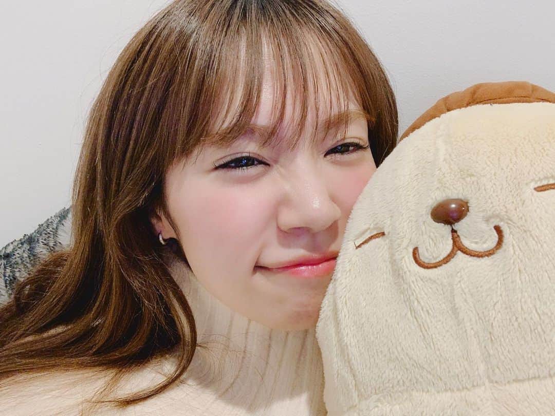 菜乃花のインスタグラム：「🍮。  基本シンプルな我が家の数少ないキャラ物。  妹が東京来て一緒に住み始めた時に私が勝手にとても気に入ってたらくれました🍮💓わーい  一緒に寝たり、1人で寝かせたりしてます。  この子との出会いをきっかけに今ではポムポムプリンがとっても好きです。黄色も、プリンも好きだからな🍮🌼」