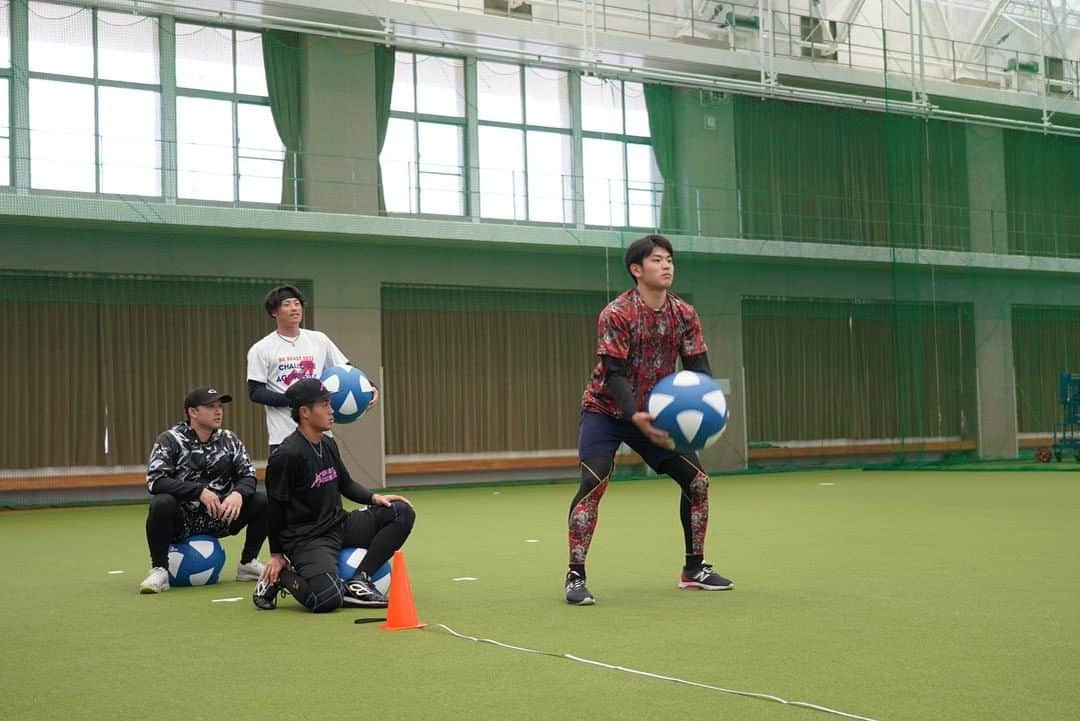 野村佑希さんのインスタグラム写真 - (野村佑希Instagram)「今日は強風のため室内でした🍃  伊江島史上1番きつかったです、  #メディシンボール #トレーニング #酸欠 #野村佑希」1月12日 20時18分 - nomura_james_yuki