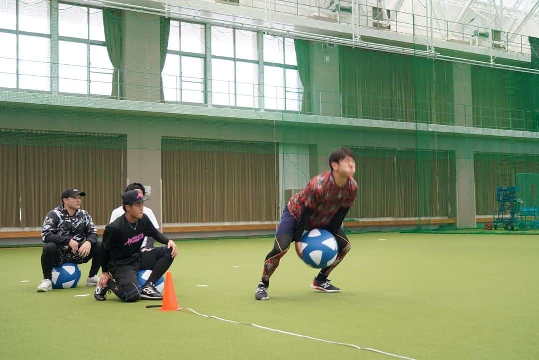 野村佑希さんのインスタグラム写真 - (野村佑希Instagram)「今日は強風のため室内でした🍃  伊江島史上1番きつかったです、  #メディシンボール #トレーニング #酸欠 #野村佑希」1月12日 20時18分 - nomura_james_yuki